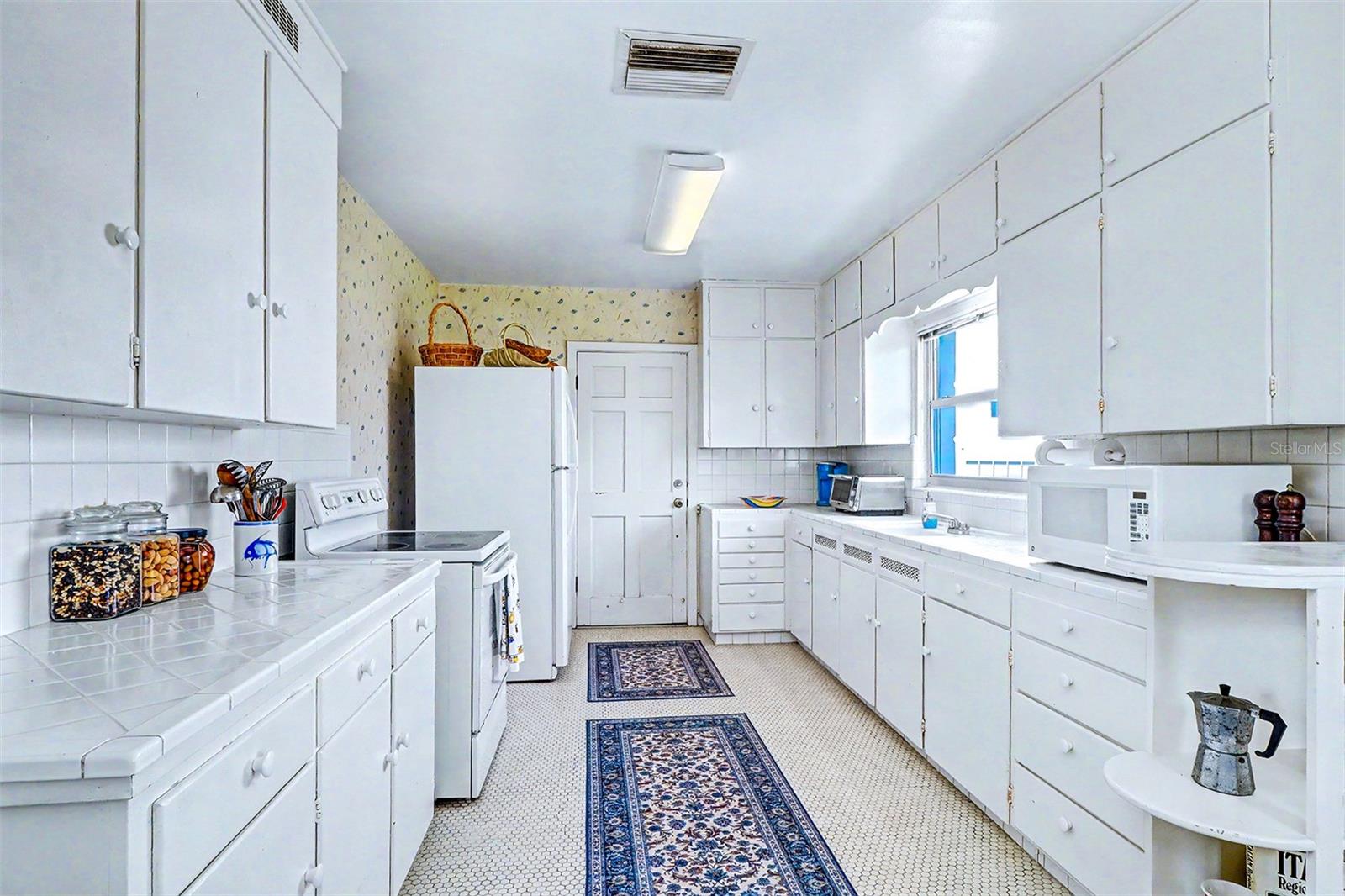 18206 Sunset Blvd Property Photo 23