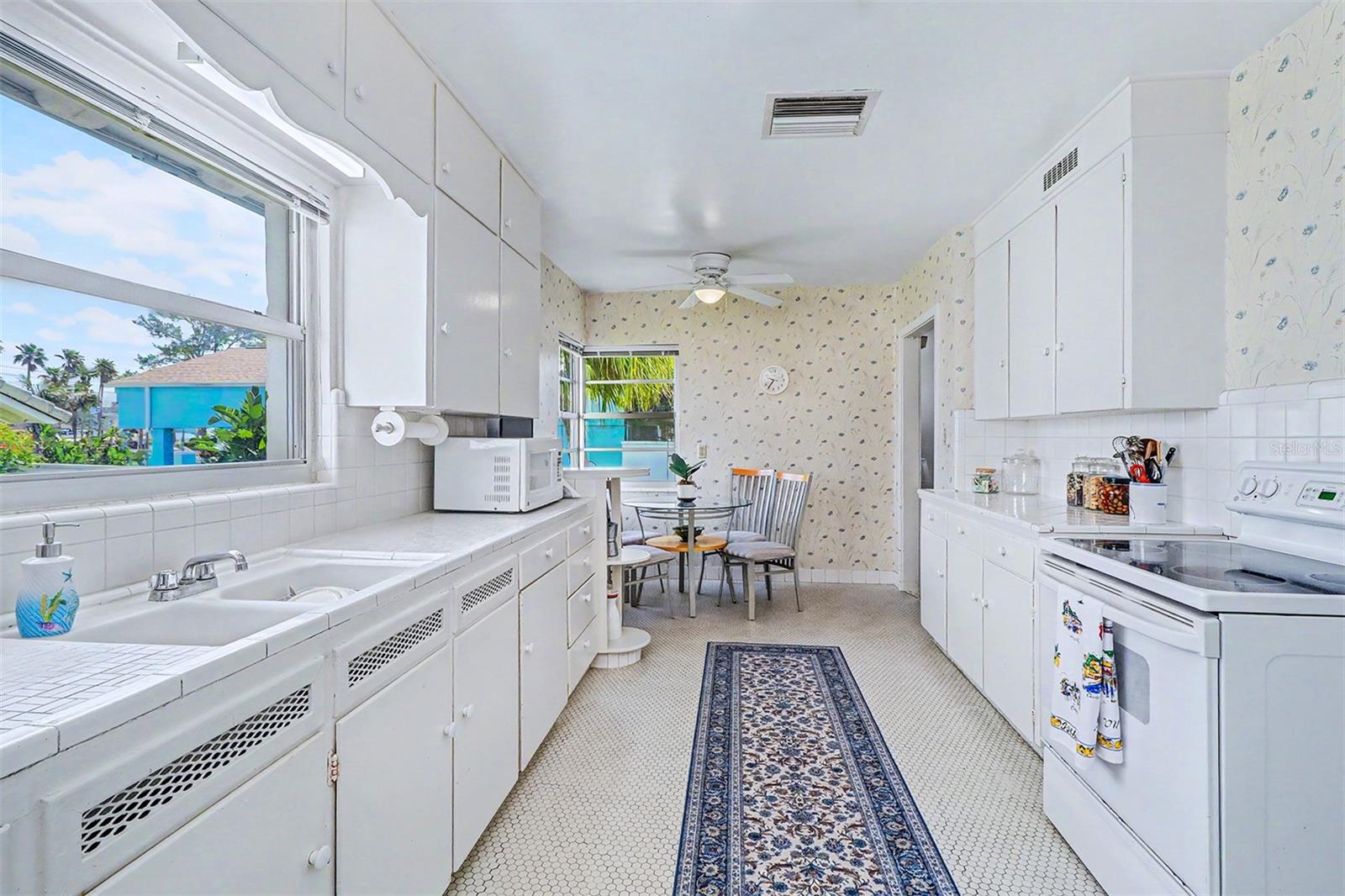18206 Sunset Blvd Property Photo 24