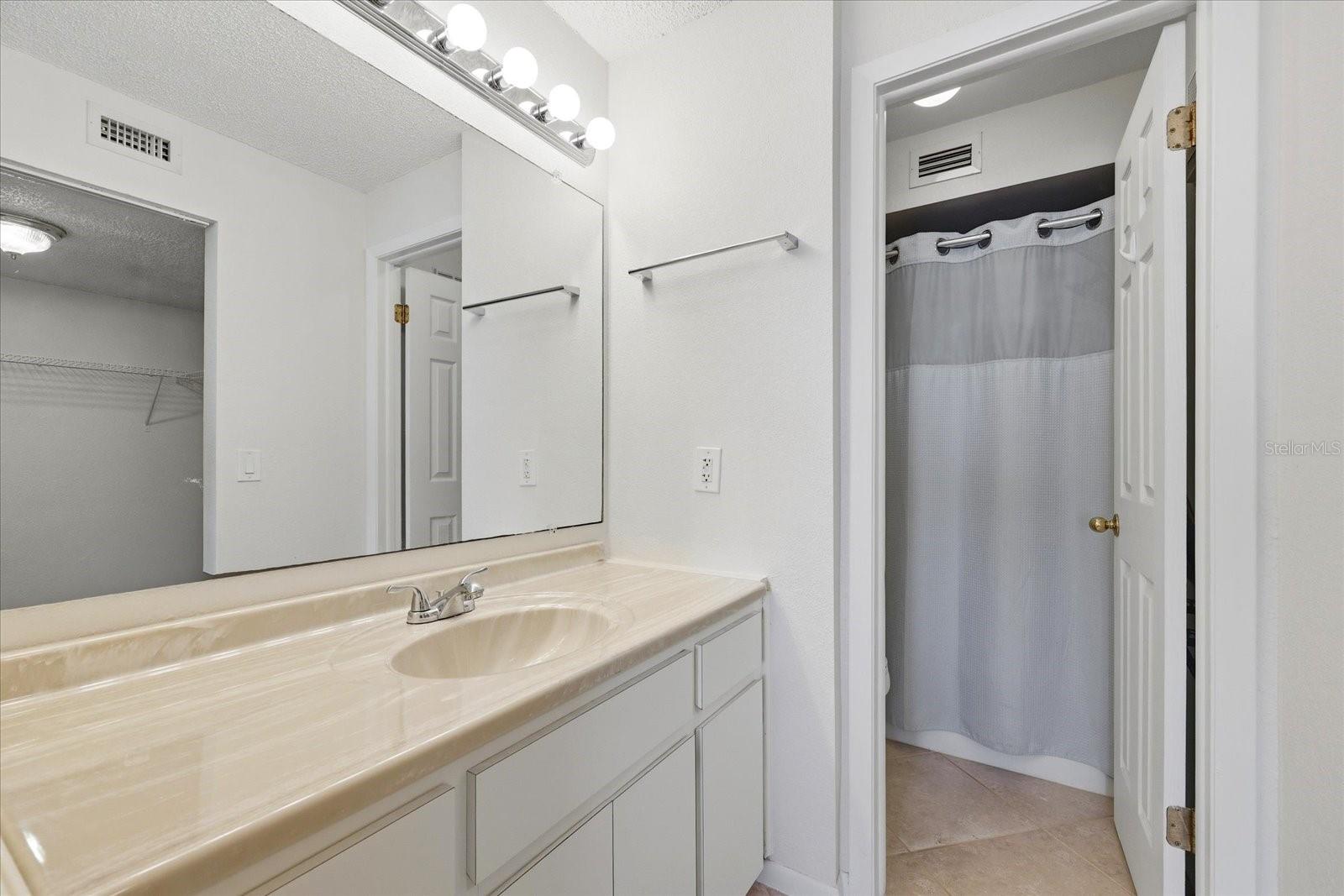 610 Island Way #607 Property Photo 17