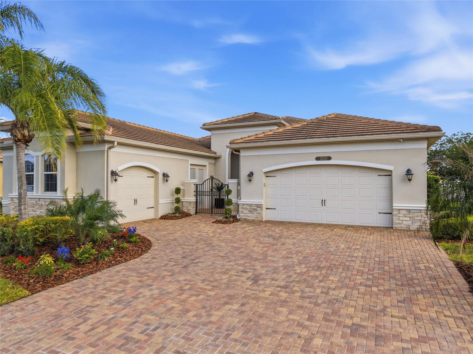 2420 Coco Palm Cir Property Photo 4