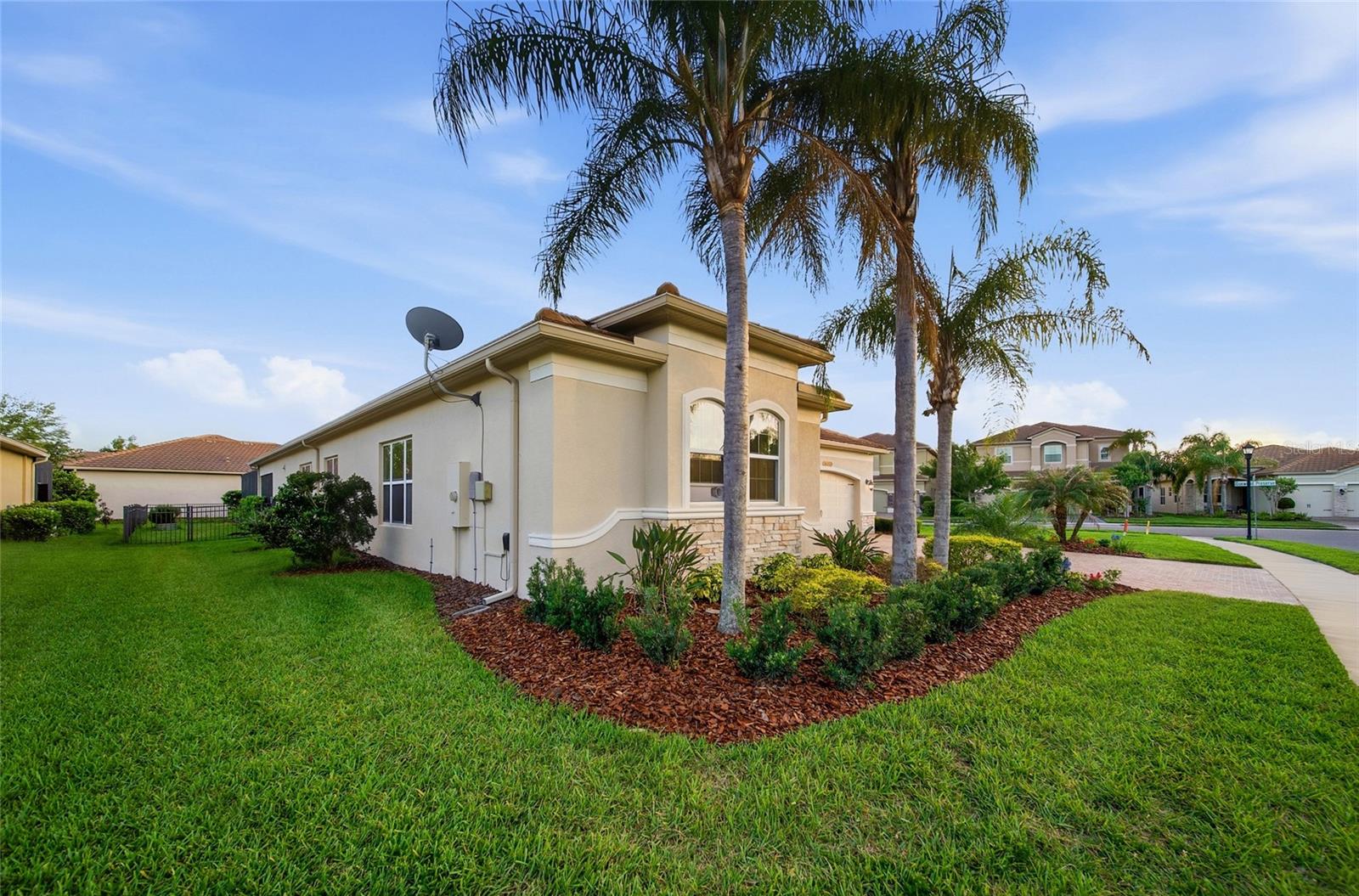 2420 Coco Palm Cir Property Photo 5