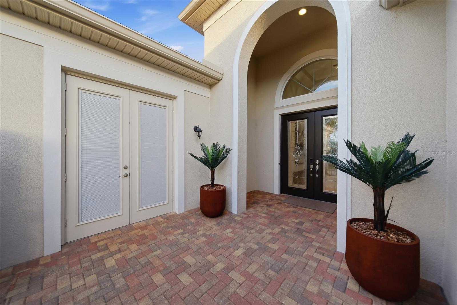 2420 Coco Palm Cir Property Photo 8