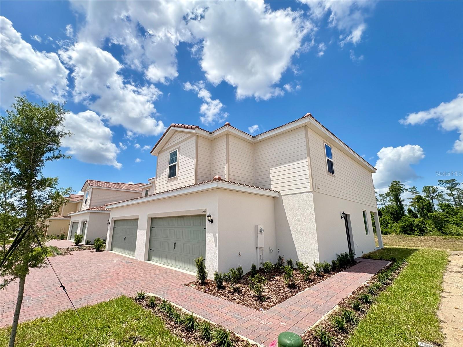 552 Bay Leaf Dr Property Photo 2