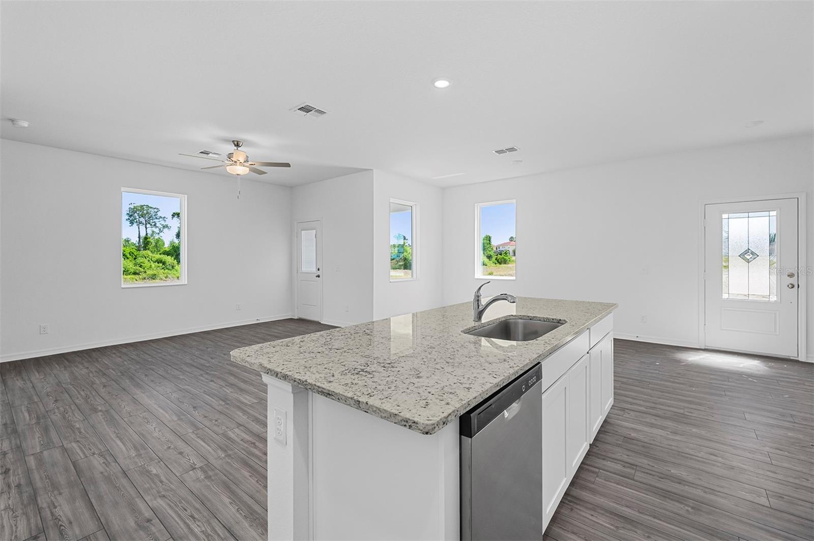 552 Bay Leaf Dr Property Photo 8