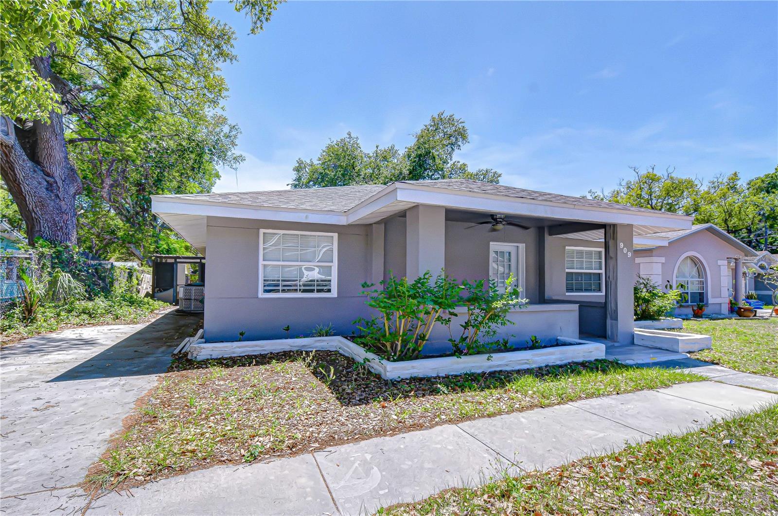 909 Hart St Property Photo 4