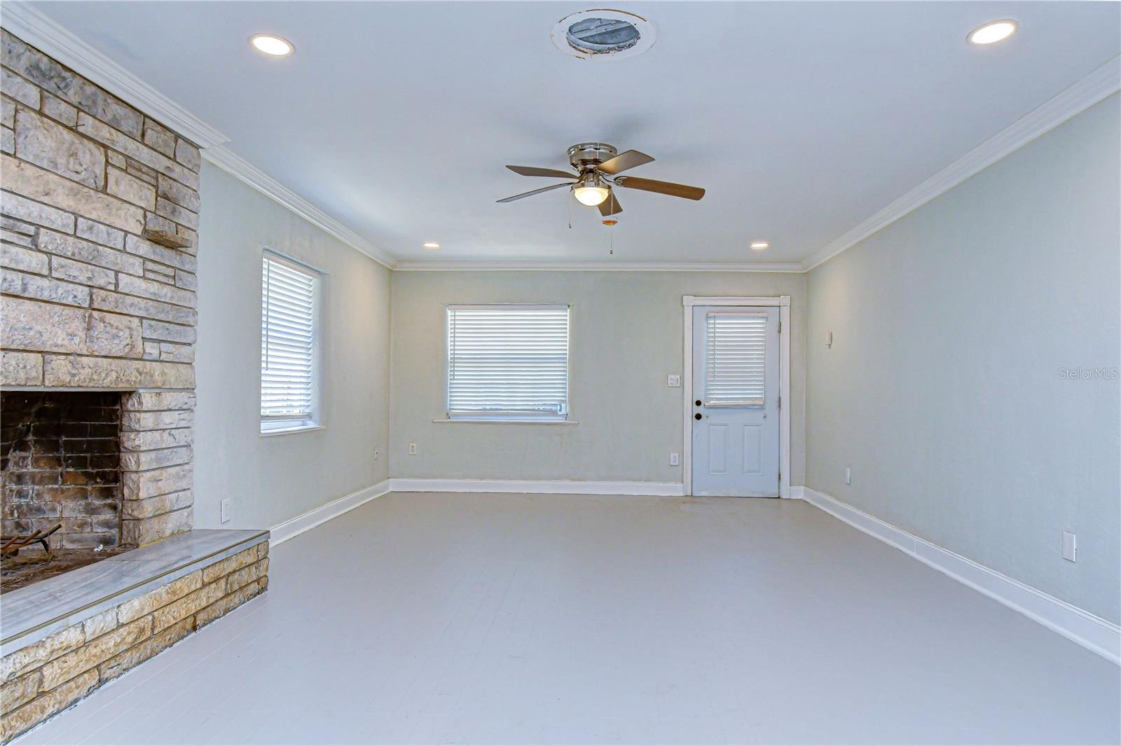 909 Hart St Property Photo 13