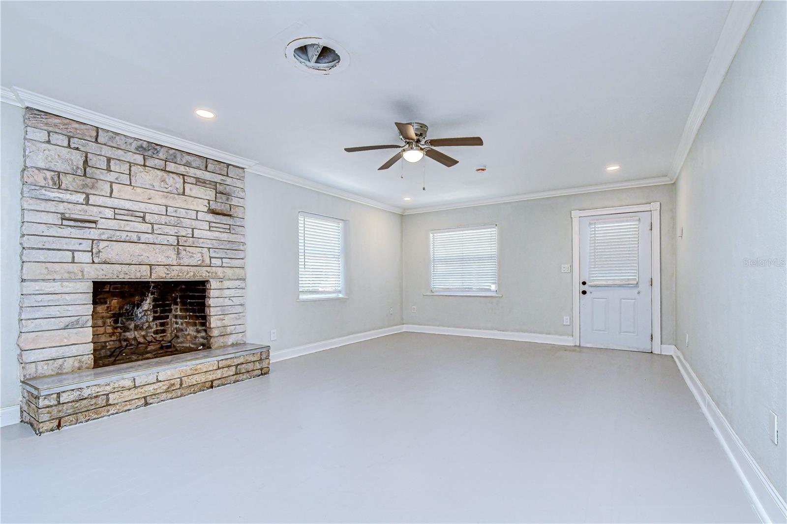 909 Hart St Property Photo 14
