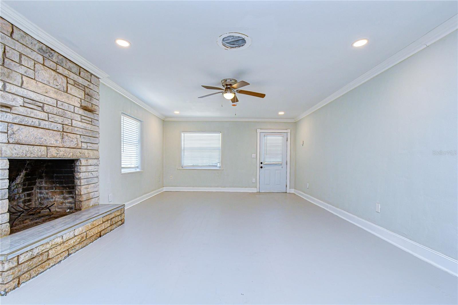 909 Hart St Property Photo 15