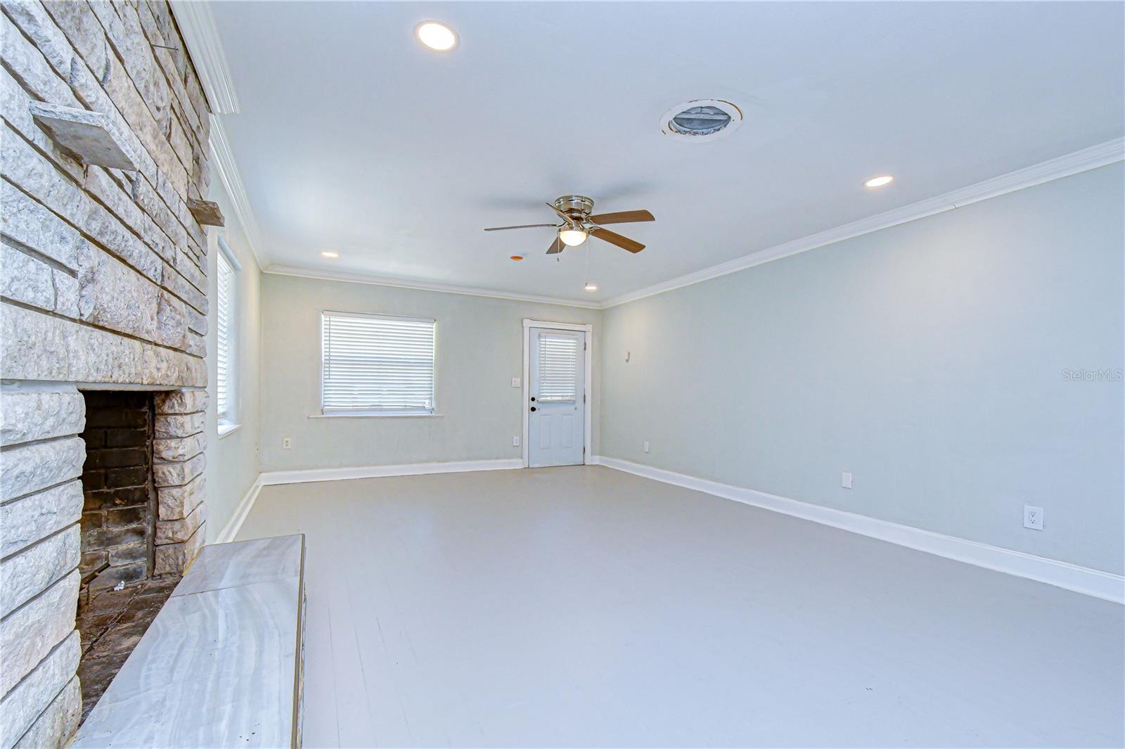 909 Hart St Property Photo 16