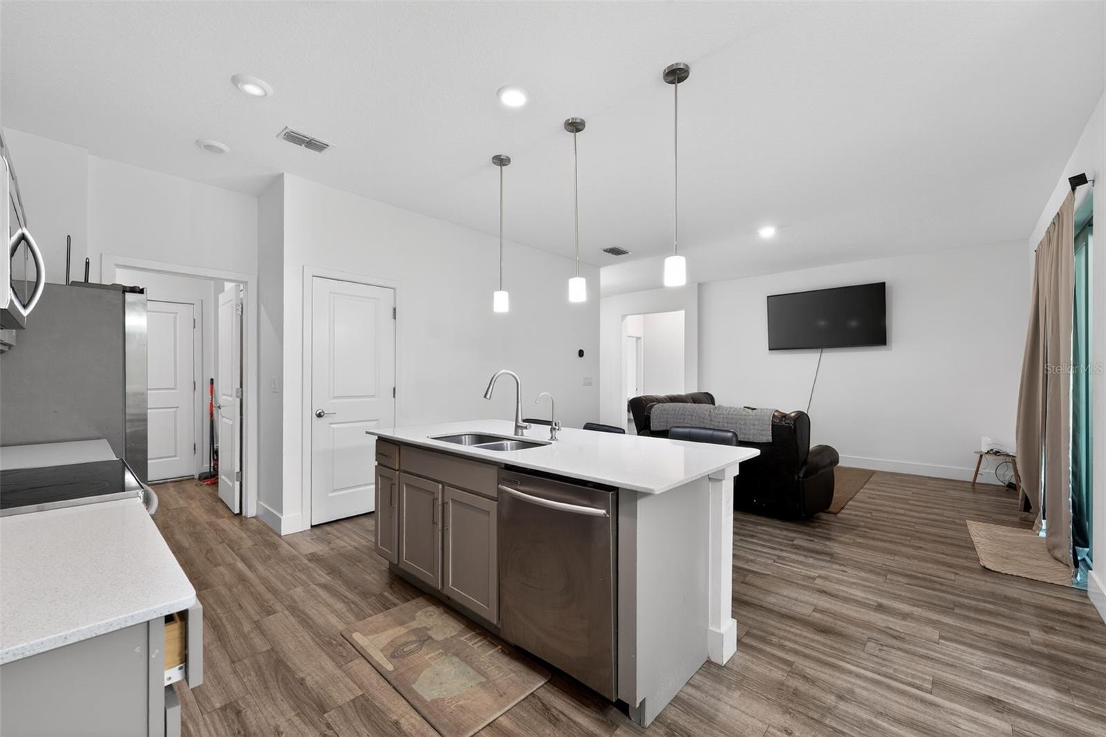 5465 Gaitor Ter Property Photo 4