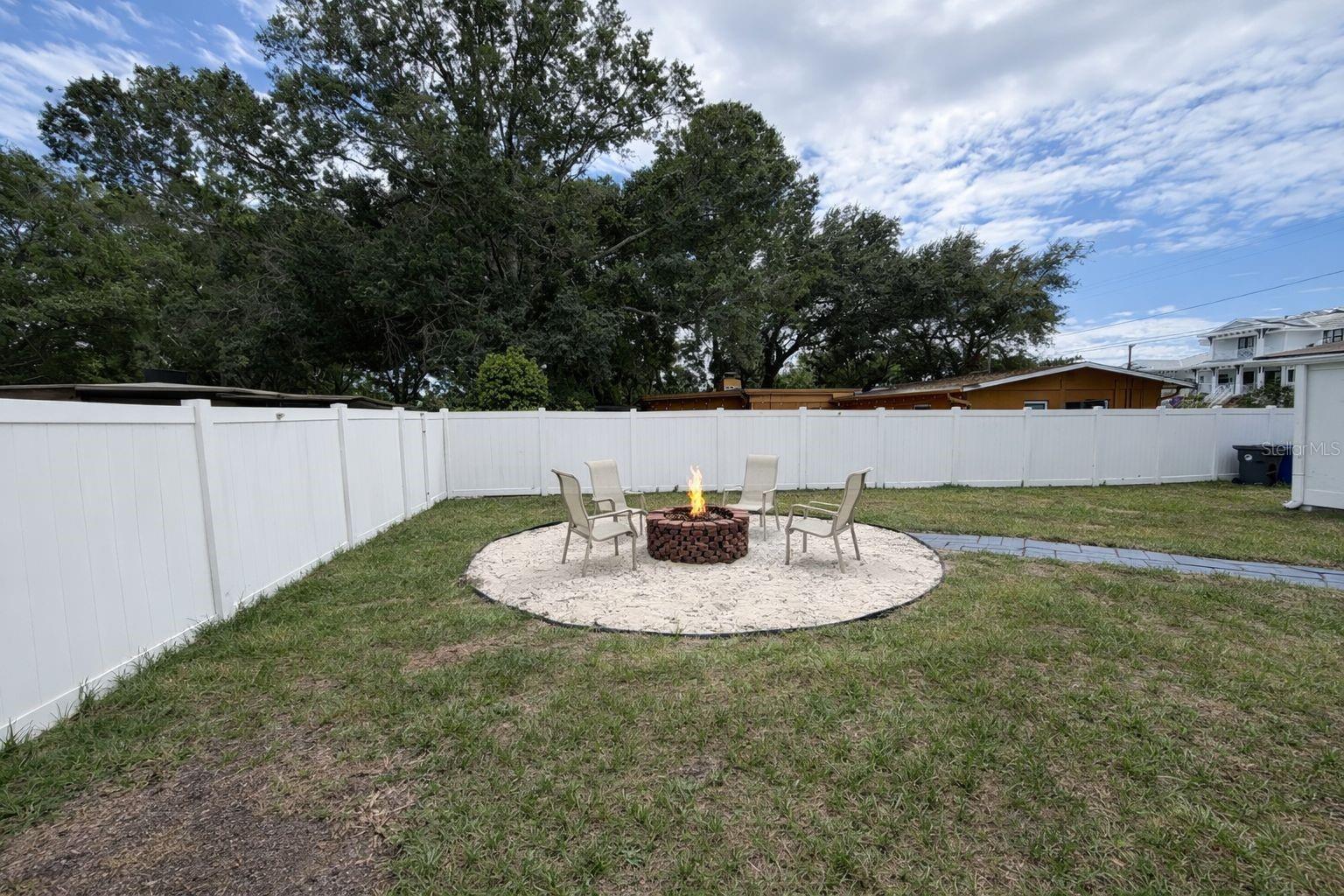 343 Shore Dr E Property Photo 18