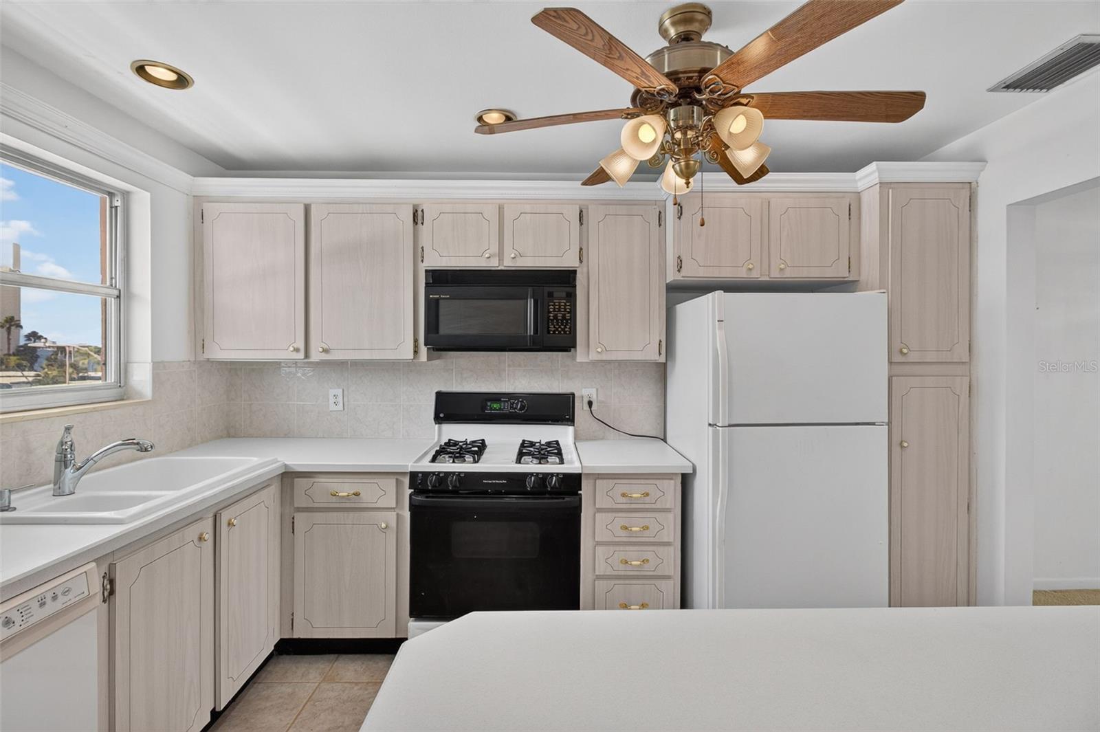 6025 Shore Blvd S #303 Property Photo 5