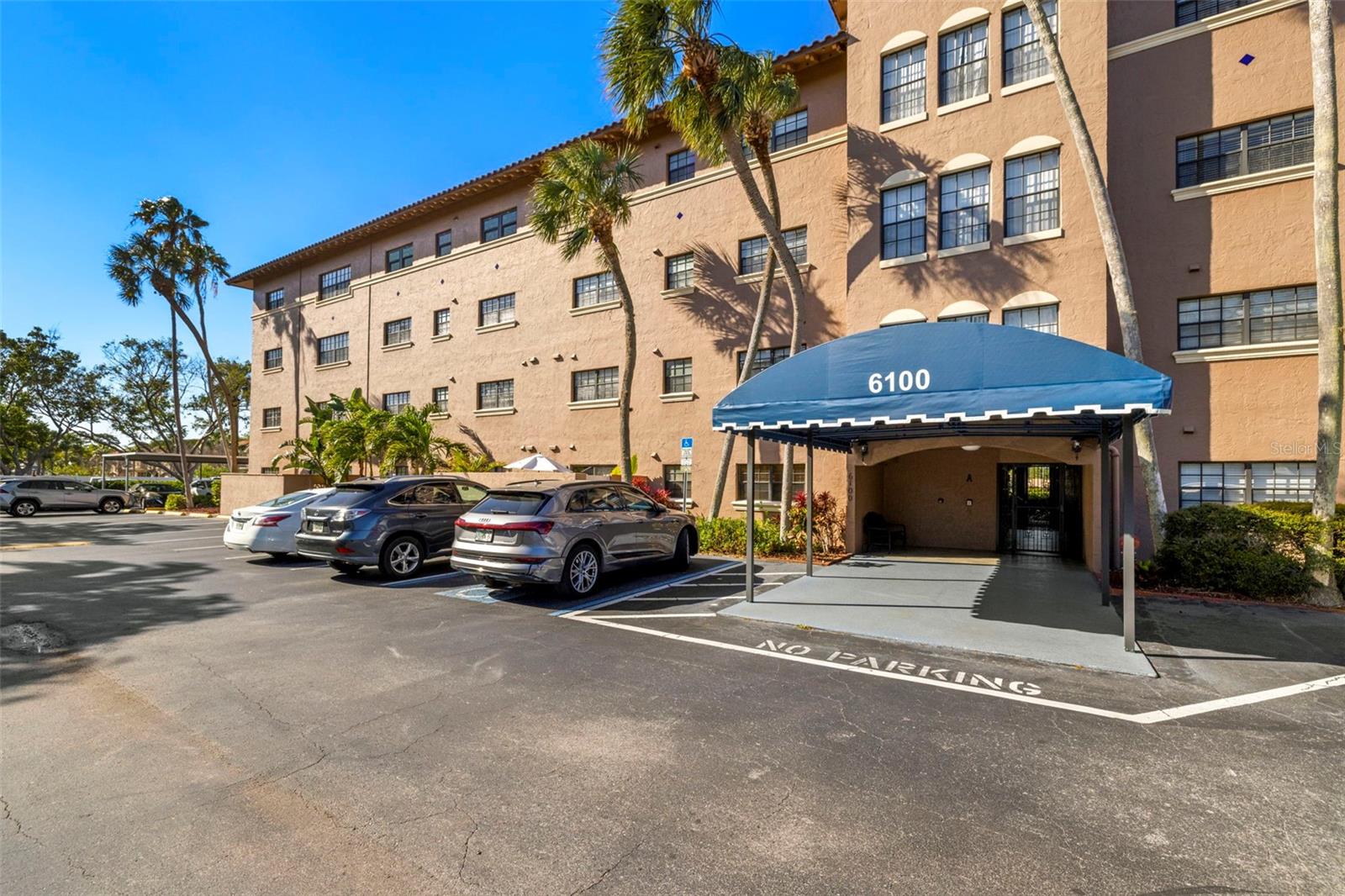 6100 Gulfport Blvd S #414 Property Photo 2
