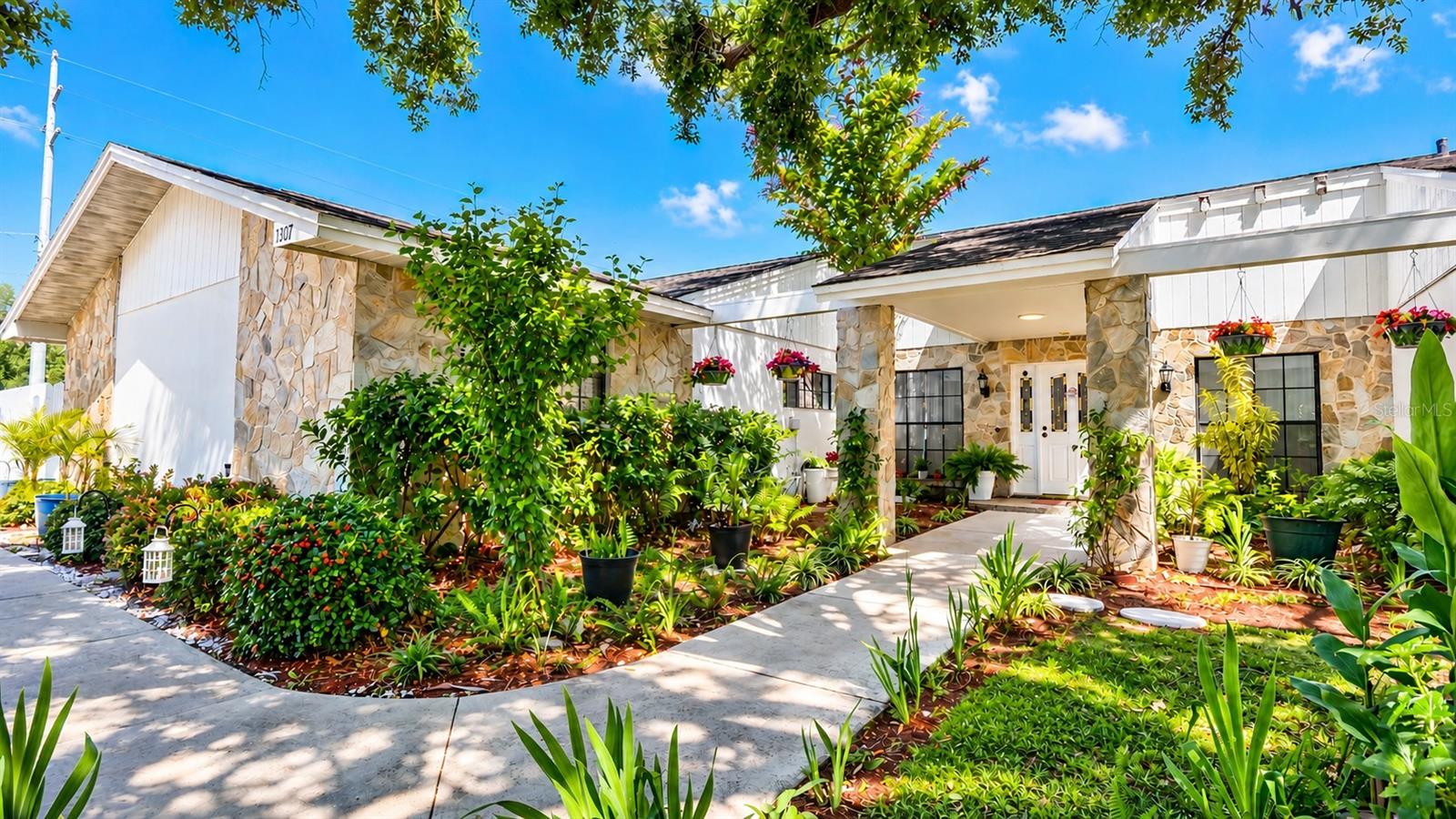 1307 Normandy Cir Property Photo 1