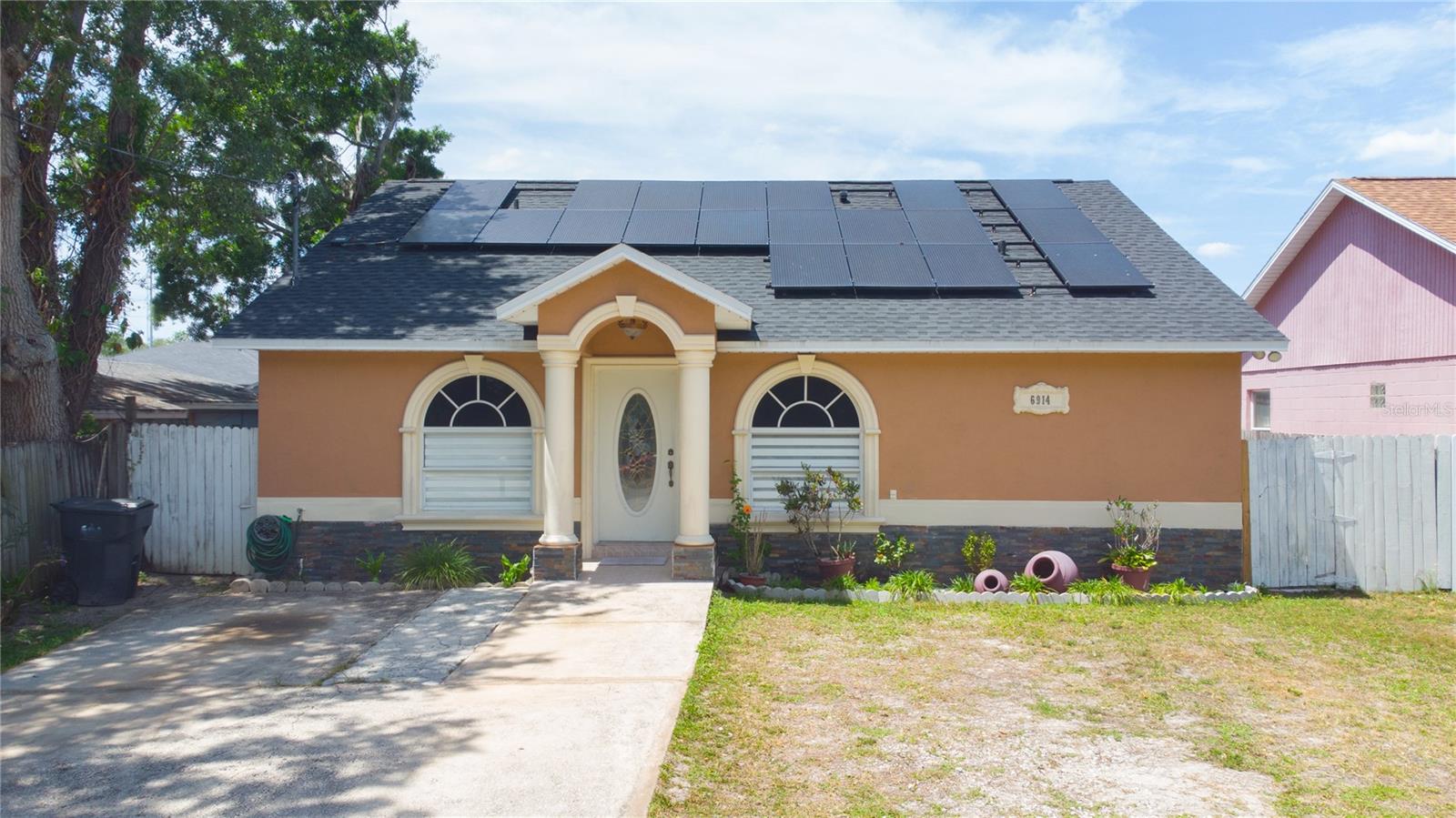 6914 N Himes Ave Property Photo 1