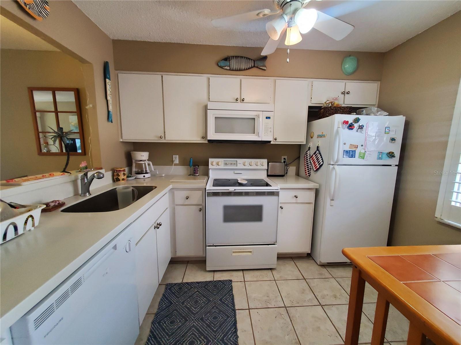 1400 Arrowhead Cir W Property Photo 2