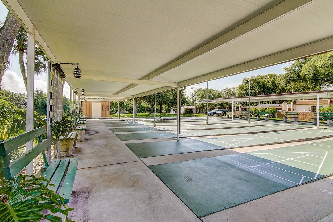 1400 Arrowhead Cir W Property Photo 18