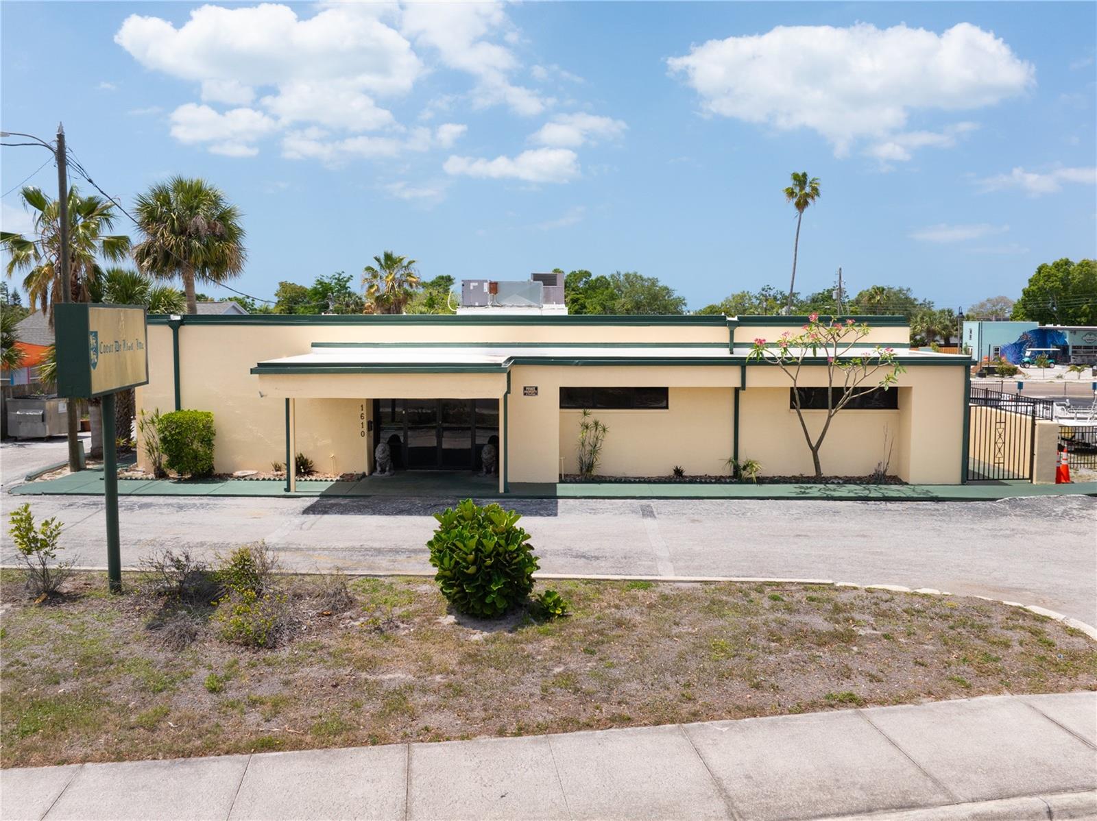 1610 N MYRTLE AVE