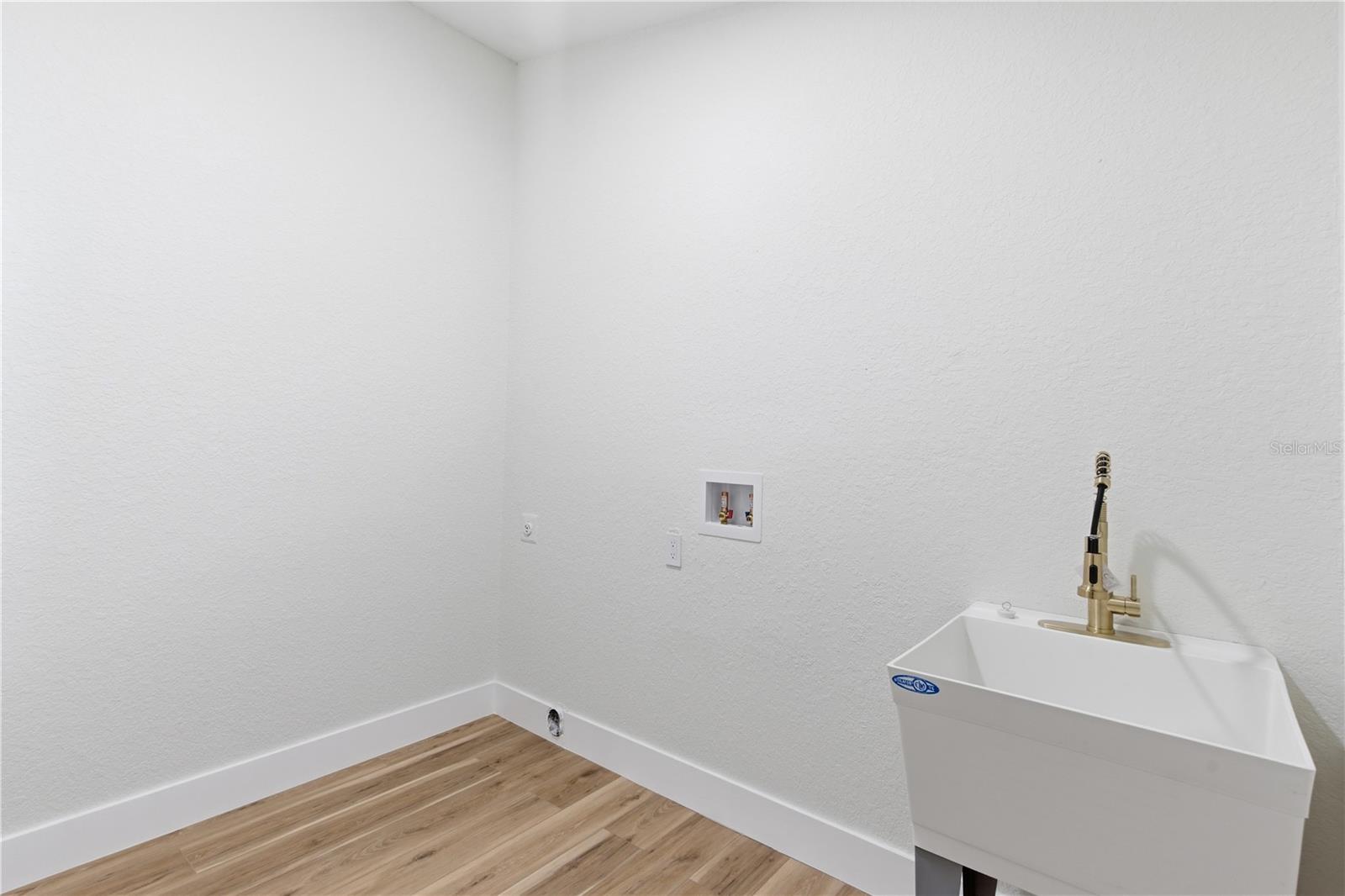 1215 Waterfall Dr Property Photo 35