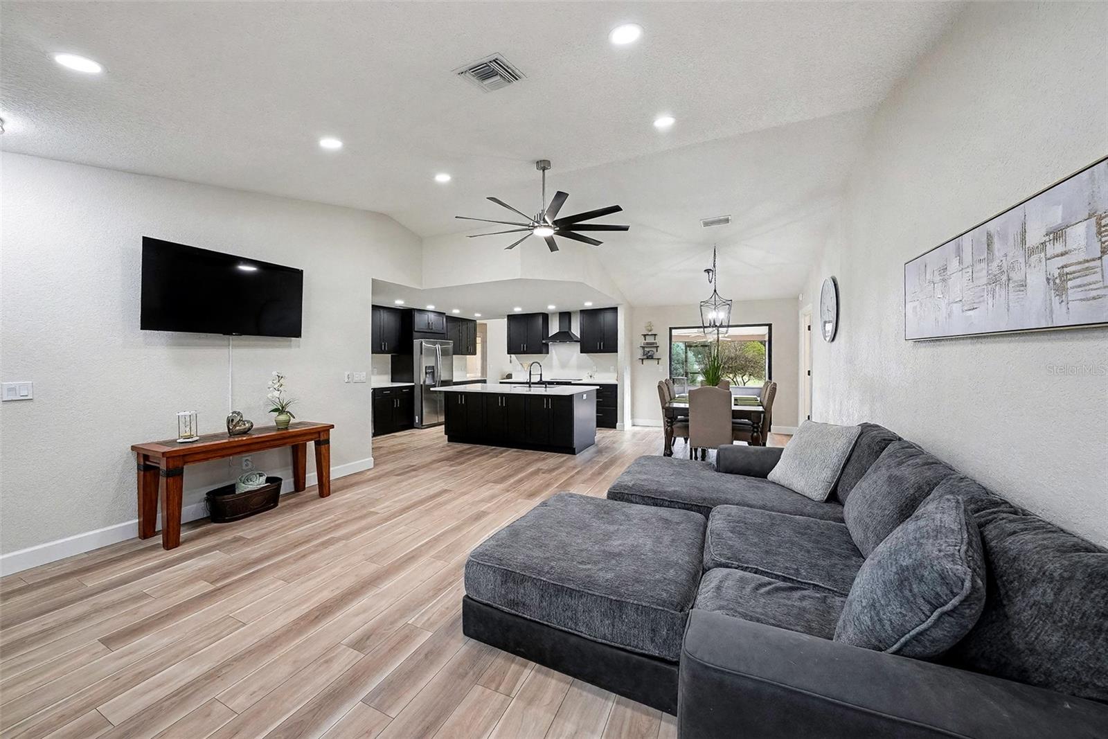 11325 Glenmont Dr Property Photo 4