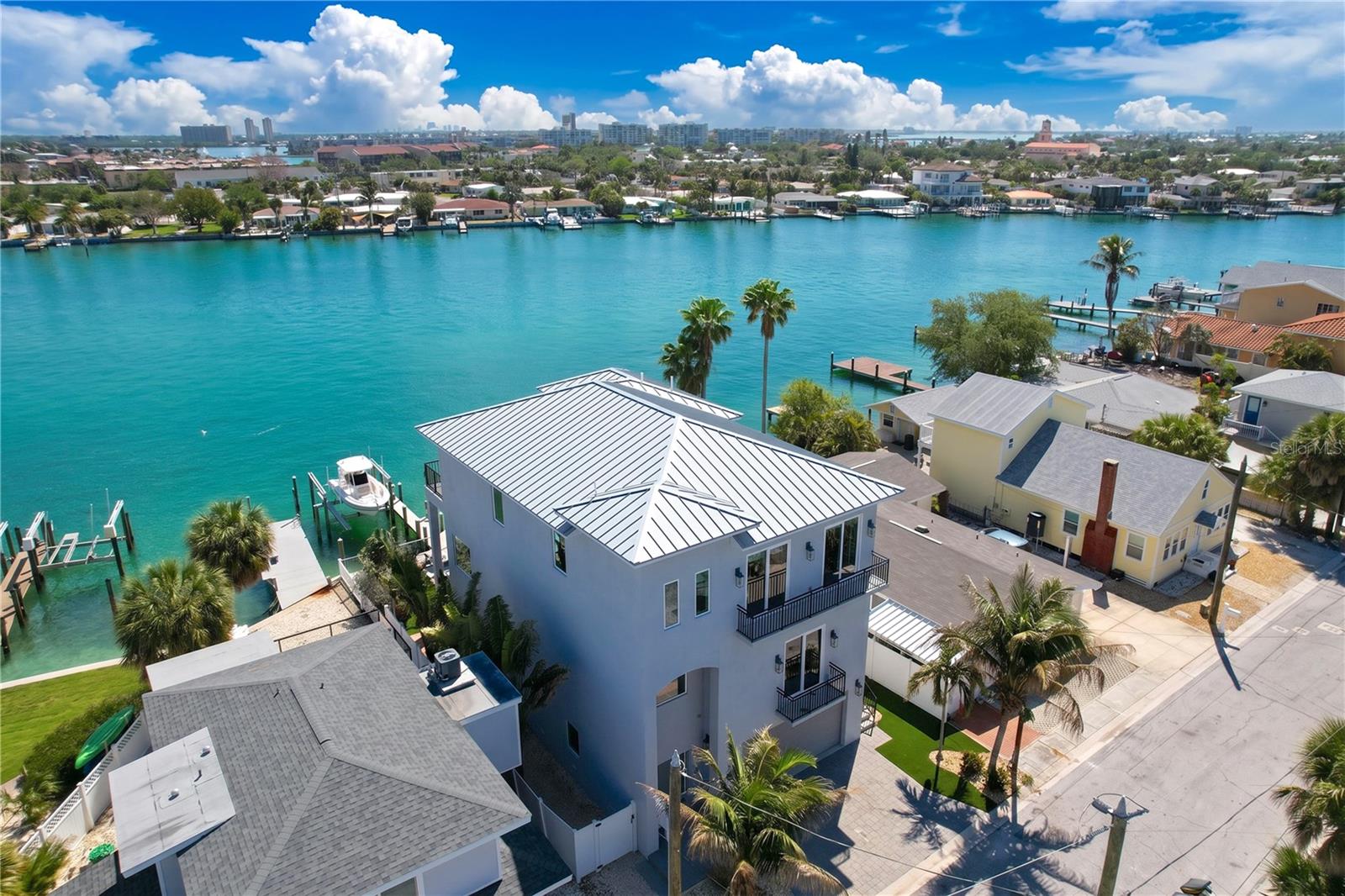 306 Bay Plz Property Photo 2