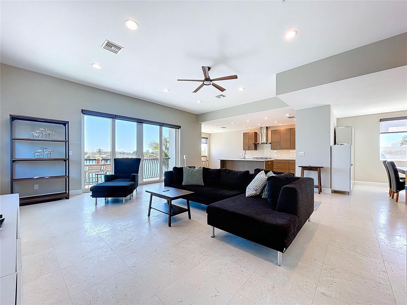306 Bay Plz Property Photo 6