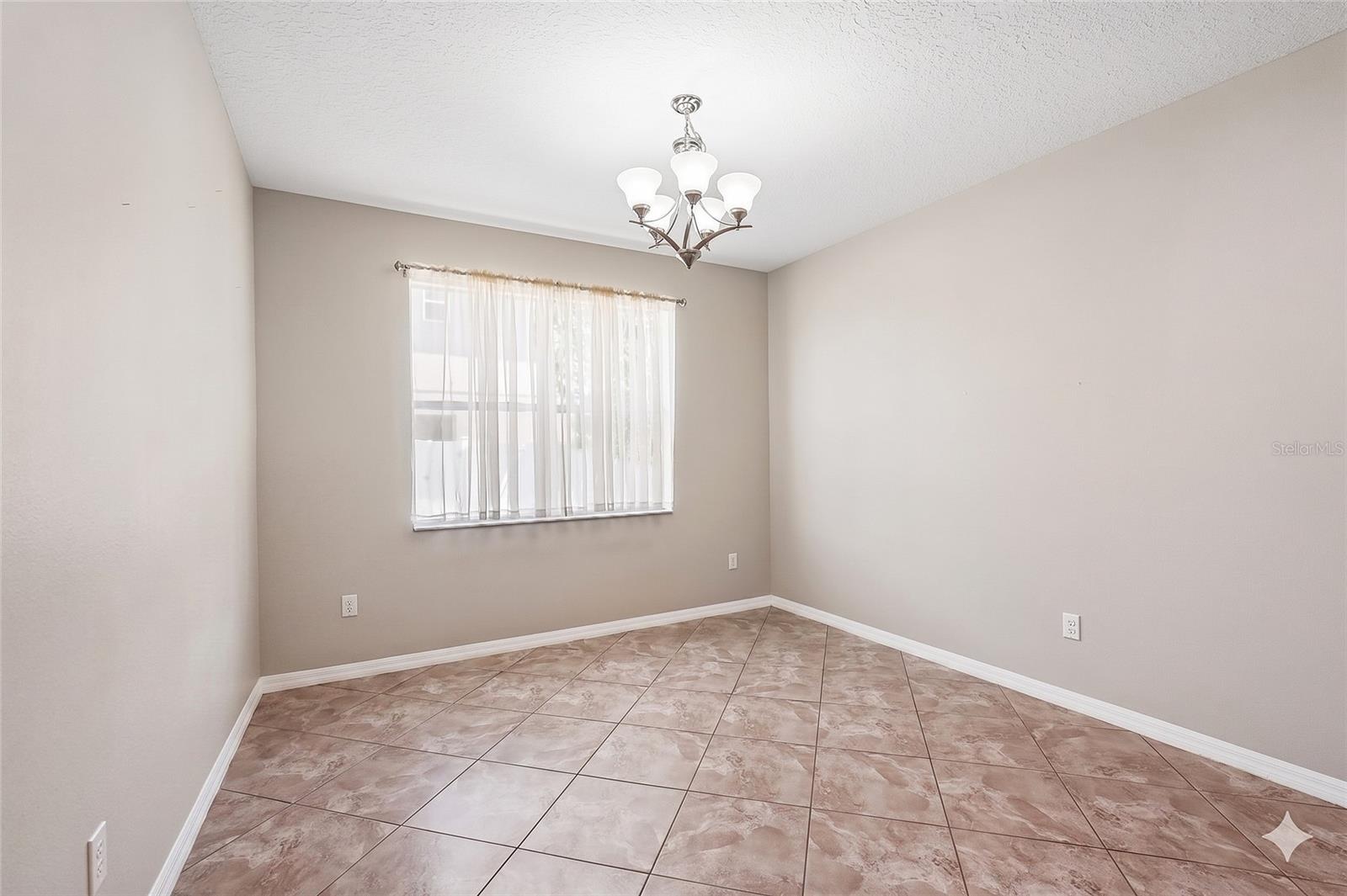 2426 Cumberland Cliff Dr Property Photo 3