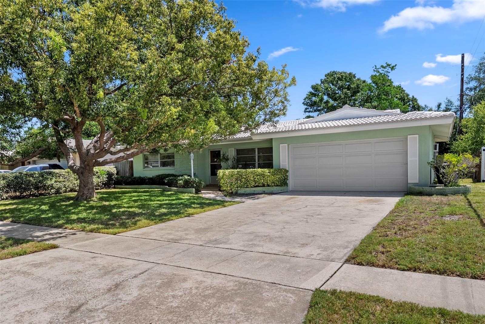 1413 Embassy Dr Property Photo 3