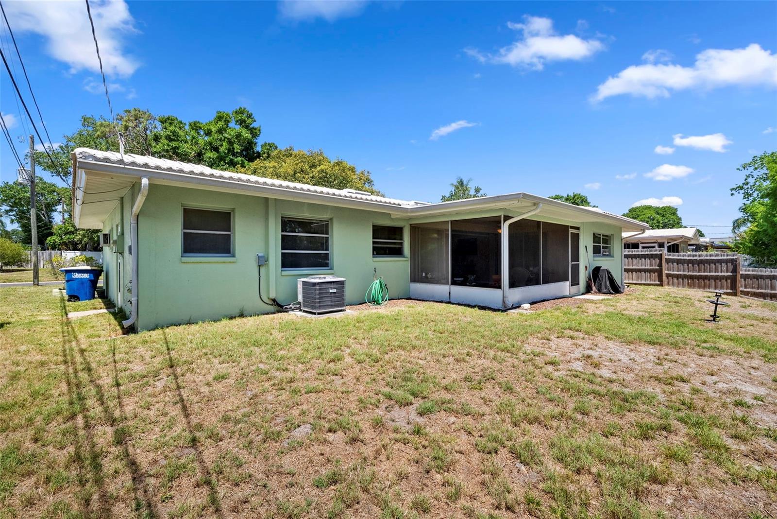 1413 Embassy Dr Property Photo 19