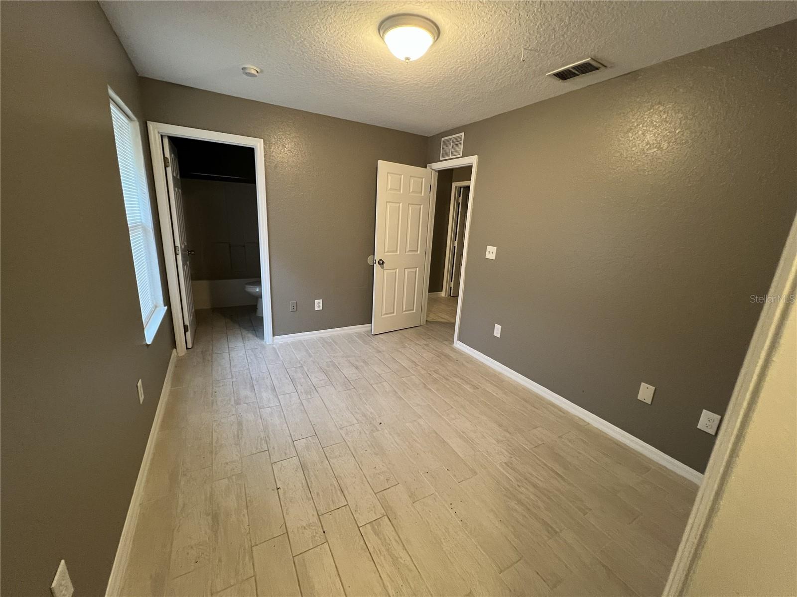 717 W Silver Springs Pl Property Photo 6