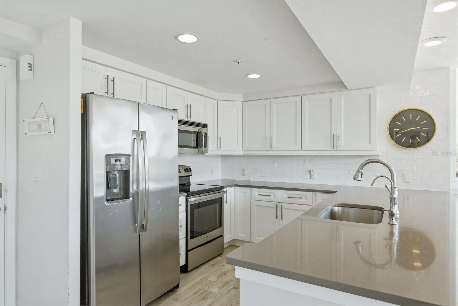223 Island Way #2d Property Photo 6