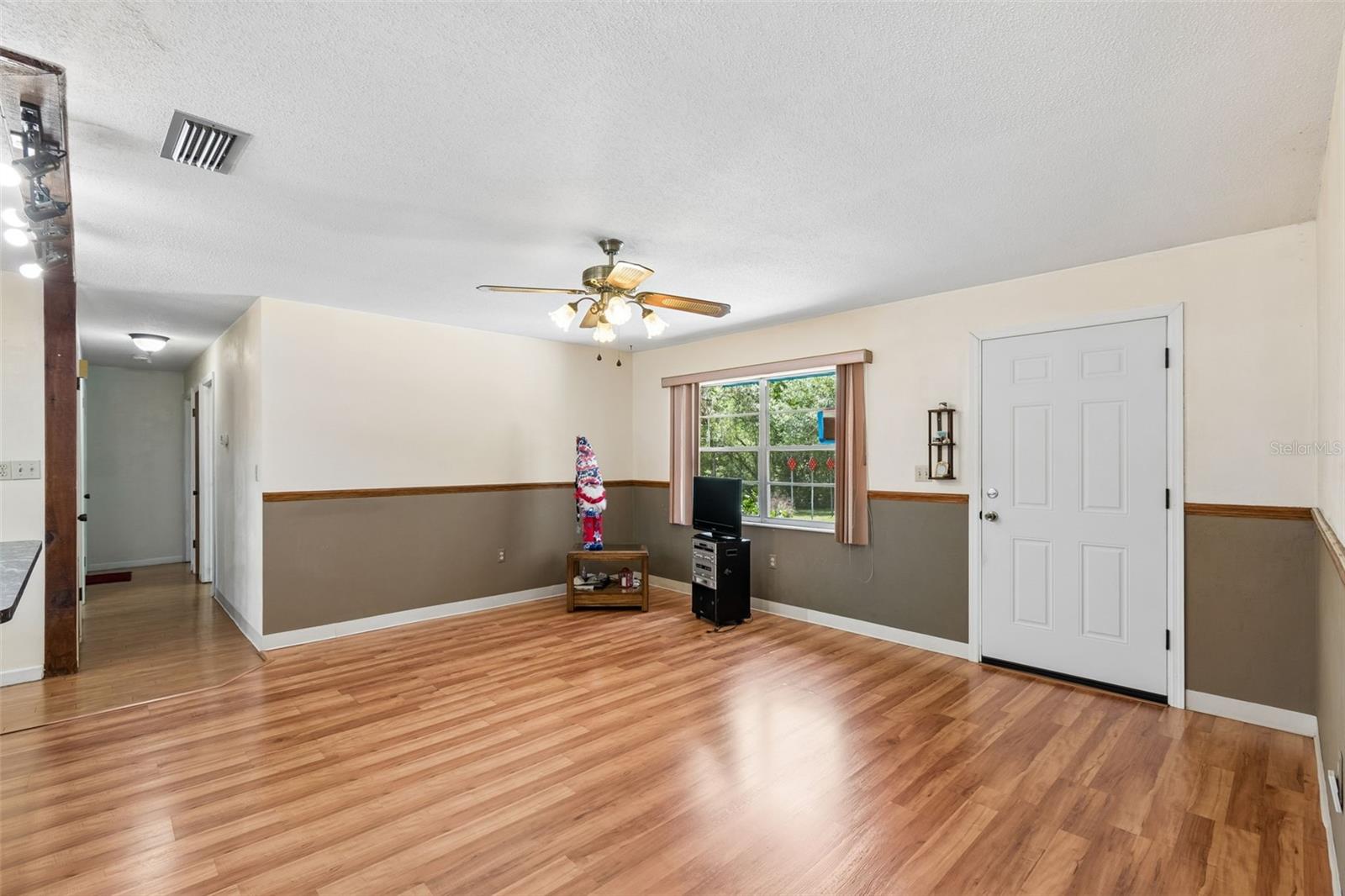 3757 E Side Ct Property Photo 3