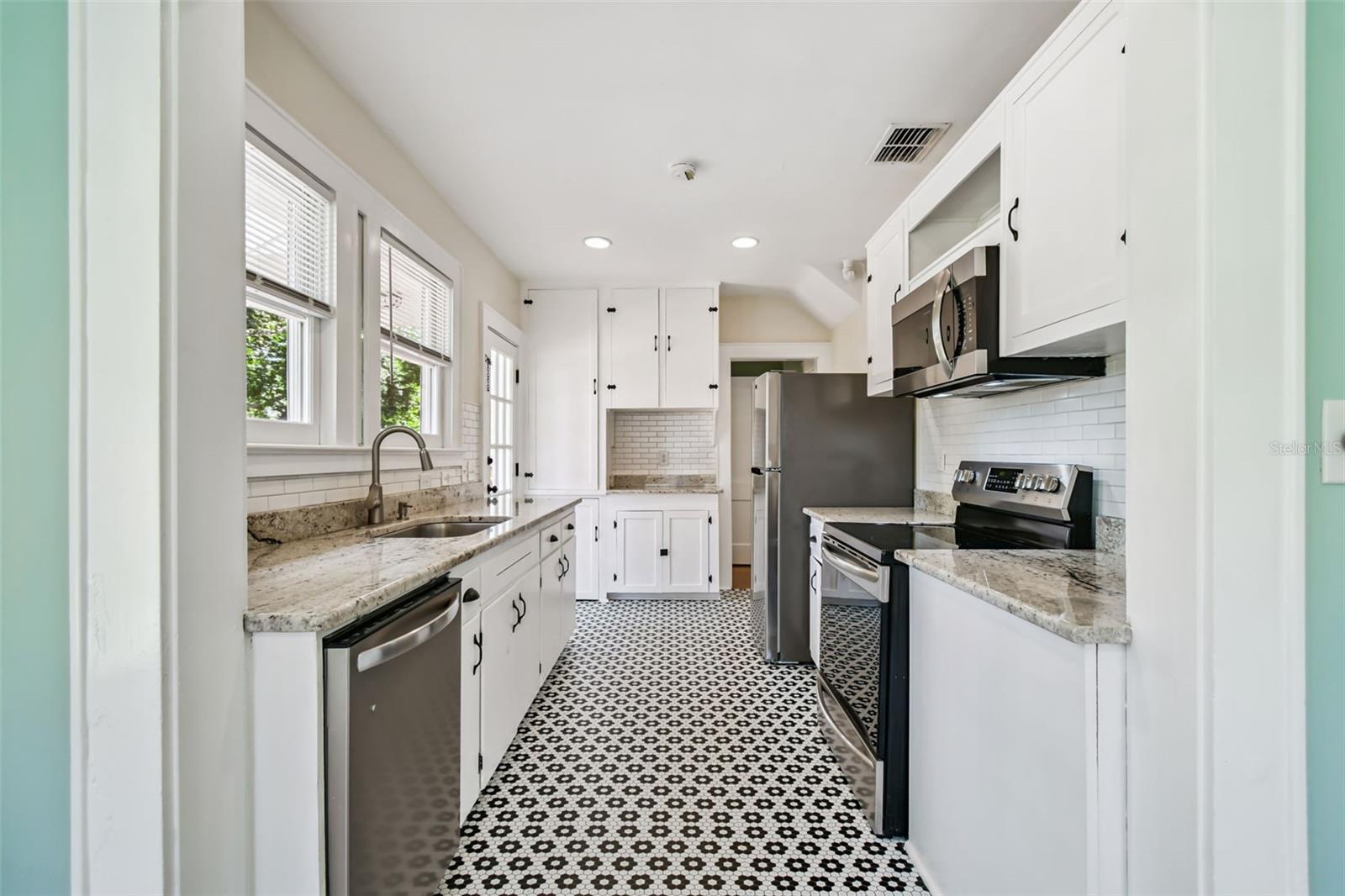 TB8504343 Property Photo 10