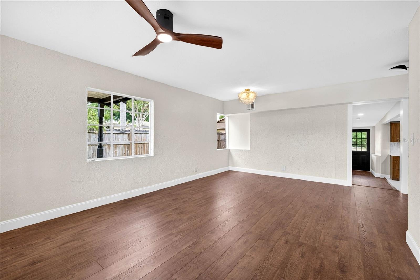 834 E Lime St Property Photo 5
