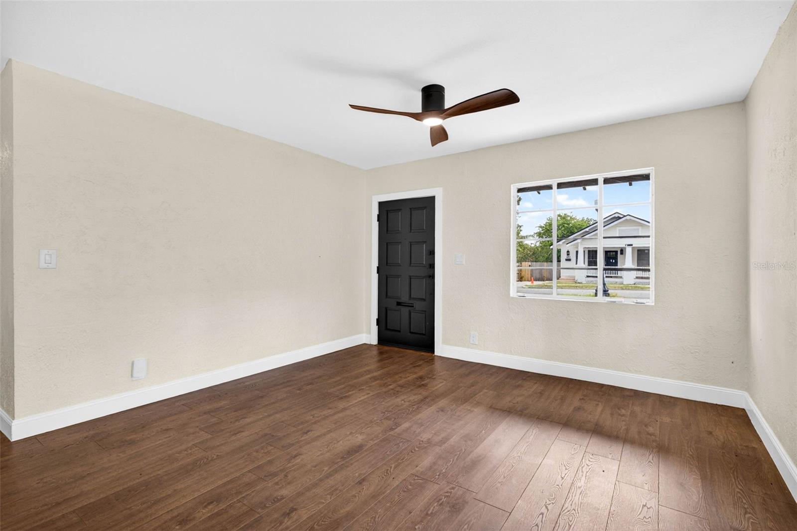 834 E Lime St Property Photo 6