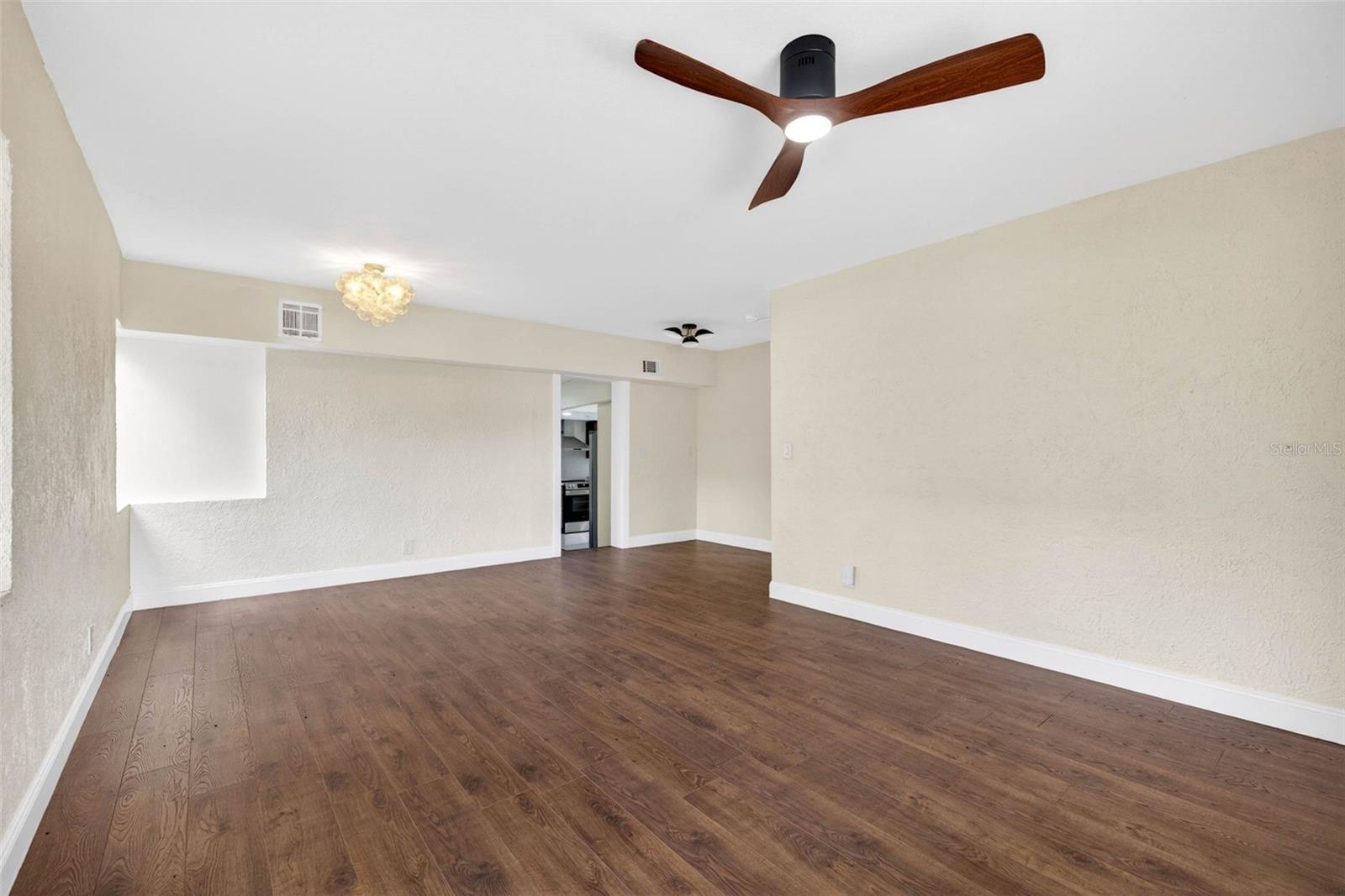 834 E Lime St Property Photo 7