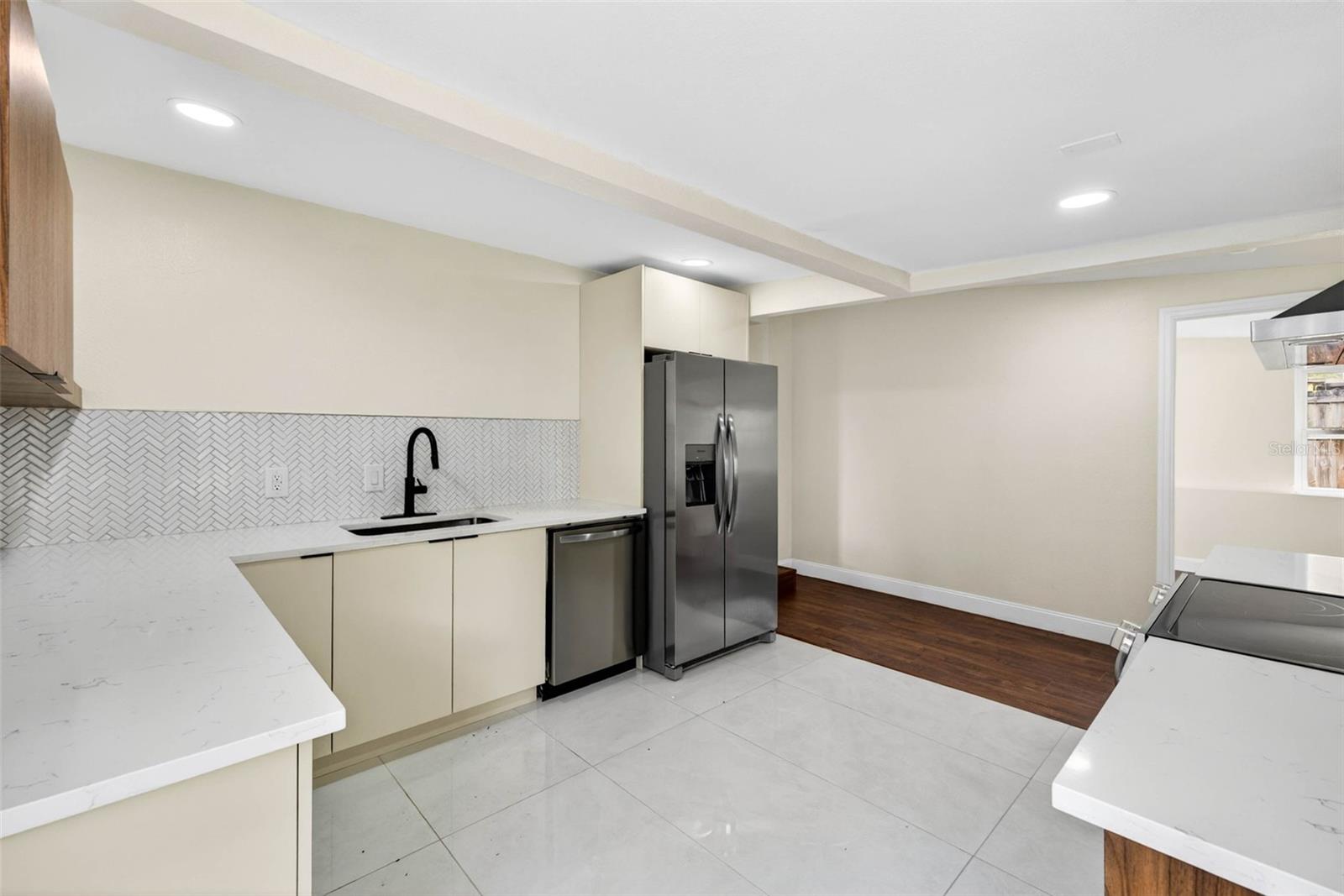 834 E Lime St Property Photo 15