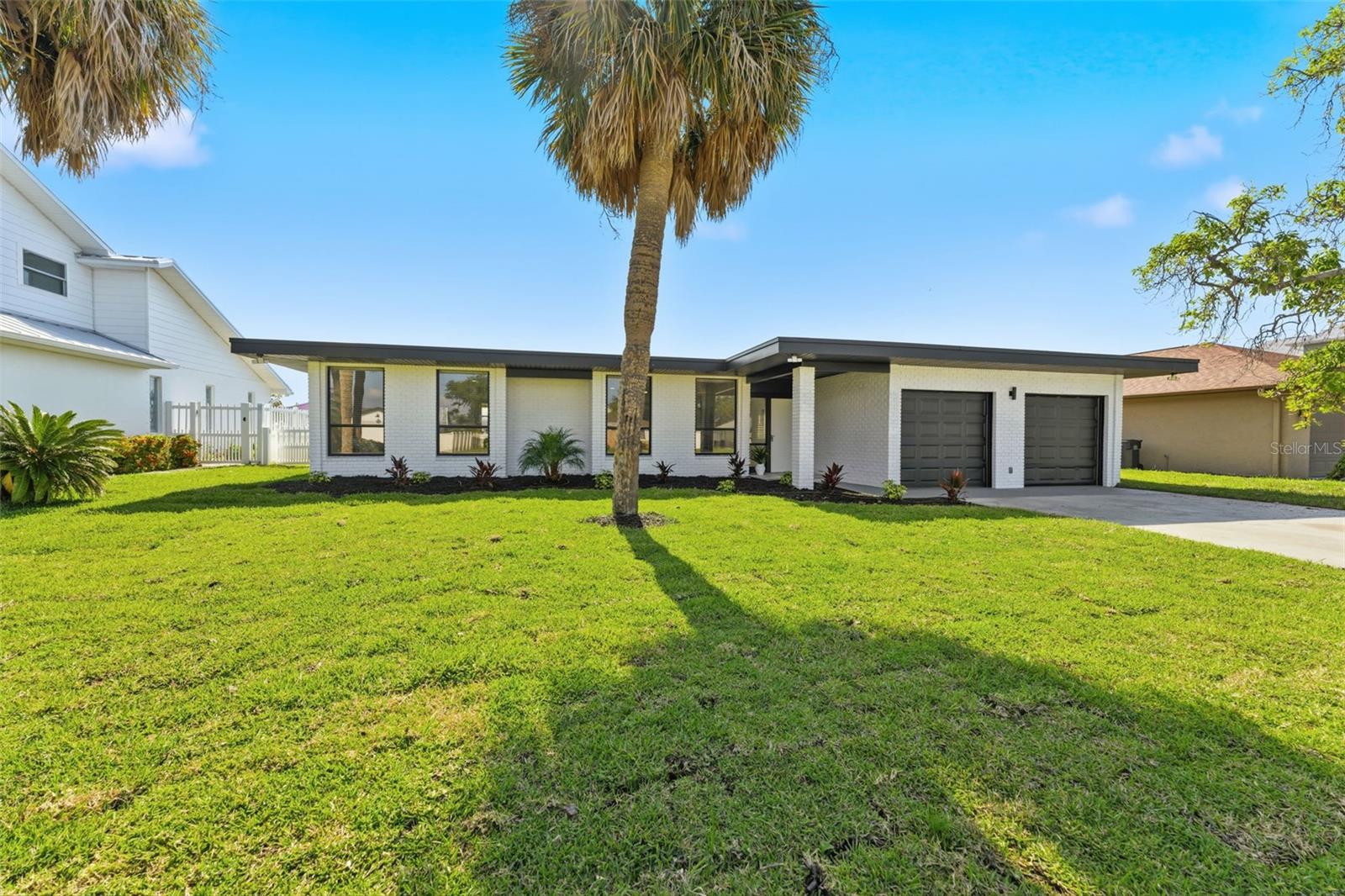 3917 E Eden Roc Cir Property Photo 49