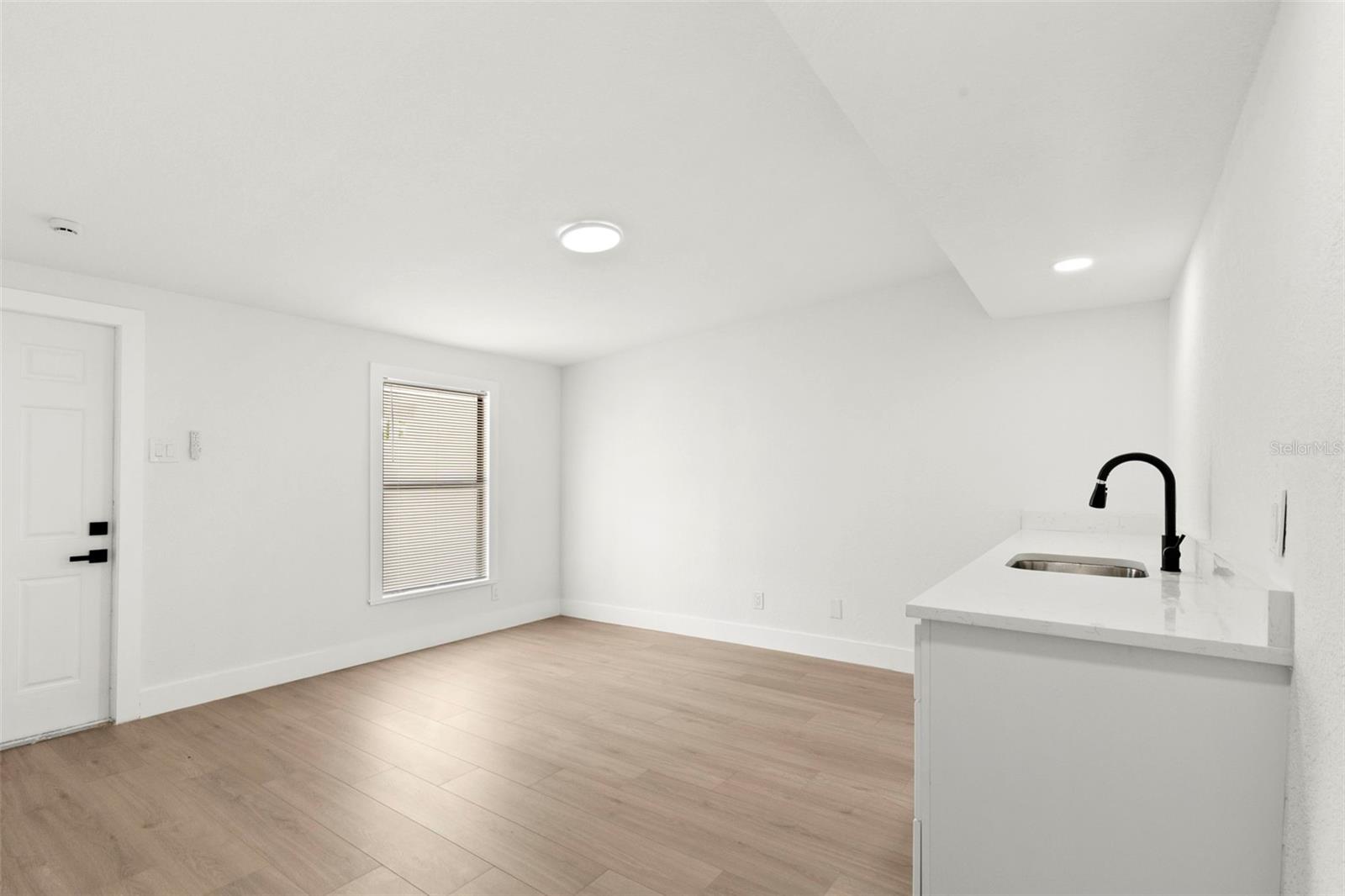 5501 N Albany Ave Property Photo 28