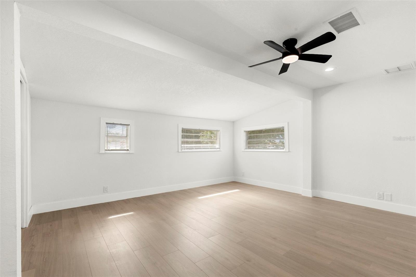 5501 N Albany Ave Property Photo 40