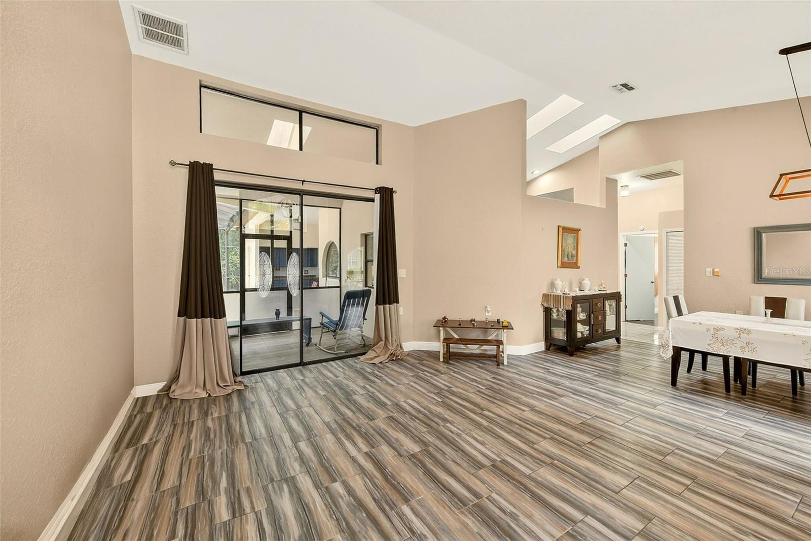 9757 Hermosillo Dr Property Photo 4