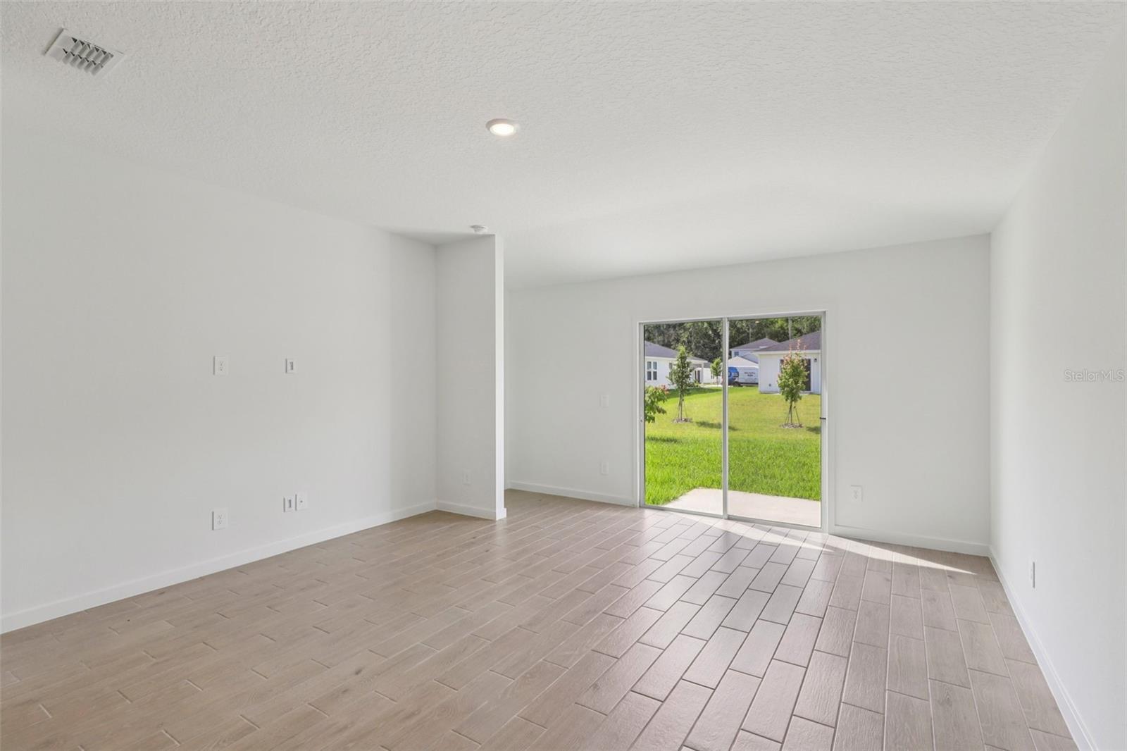 16 Derbyshire Dr Property Photo 8