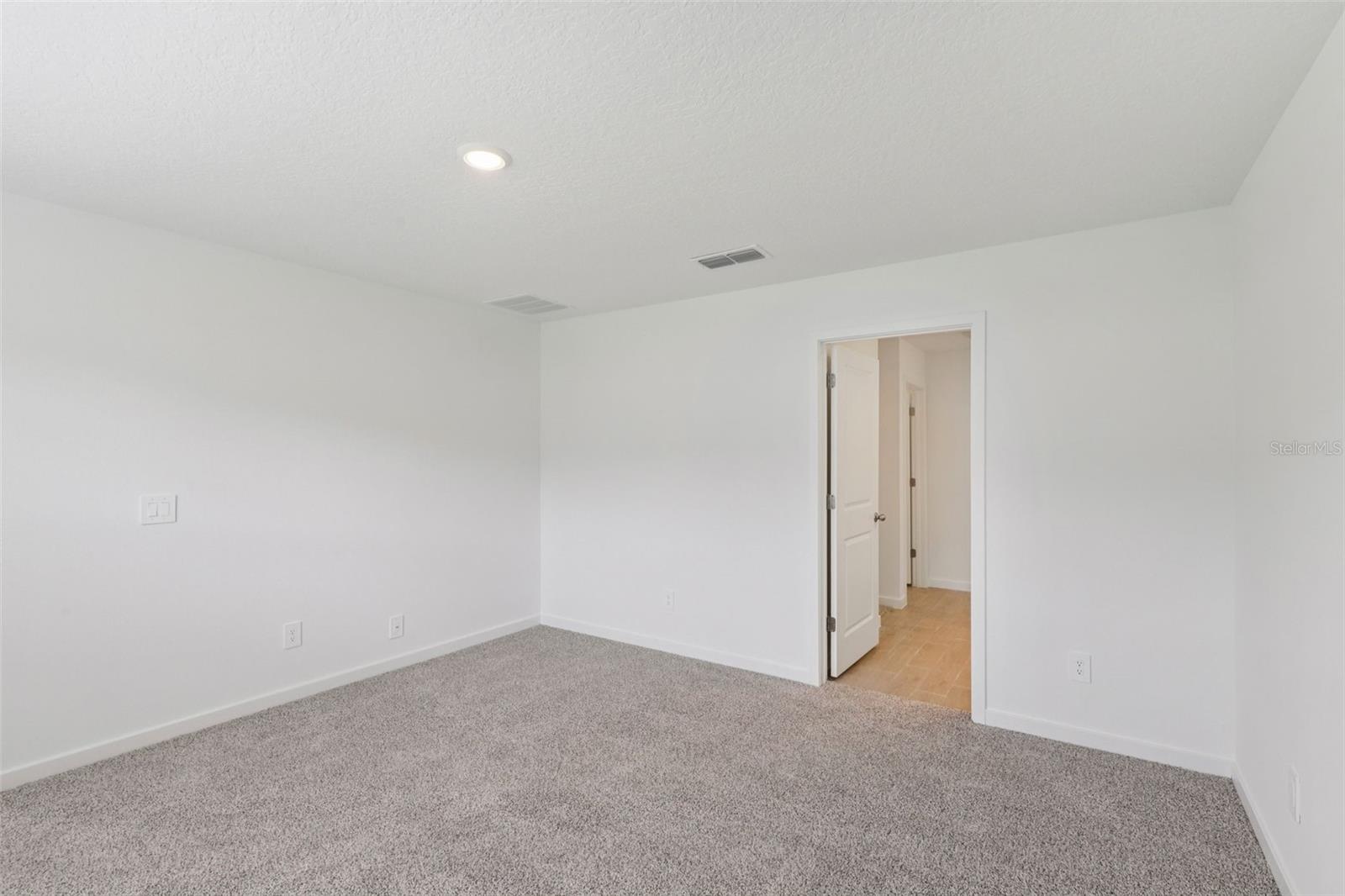 16 Derbyshire Dr Property Photo 22