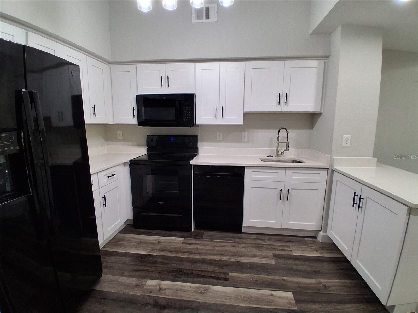 2402 W Azeele St #417 Property Photo 3