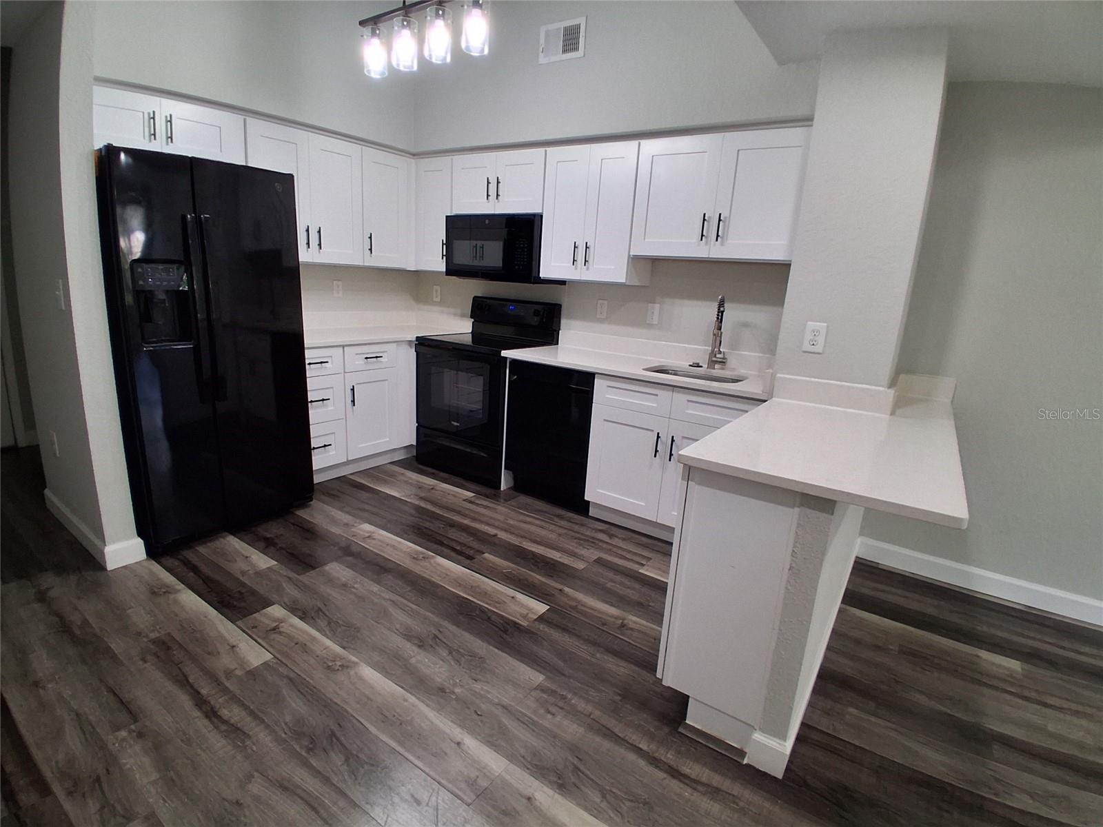 2402 W Azeele St #417 Property Photo 4