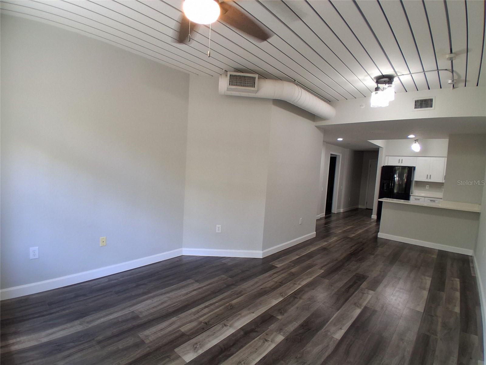 2402 W Azeele St #417 Property Photo 9