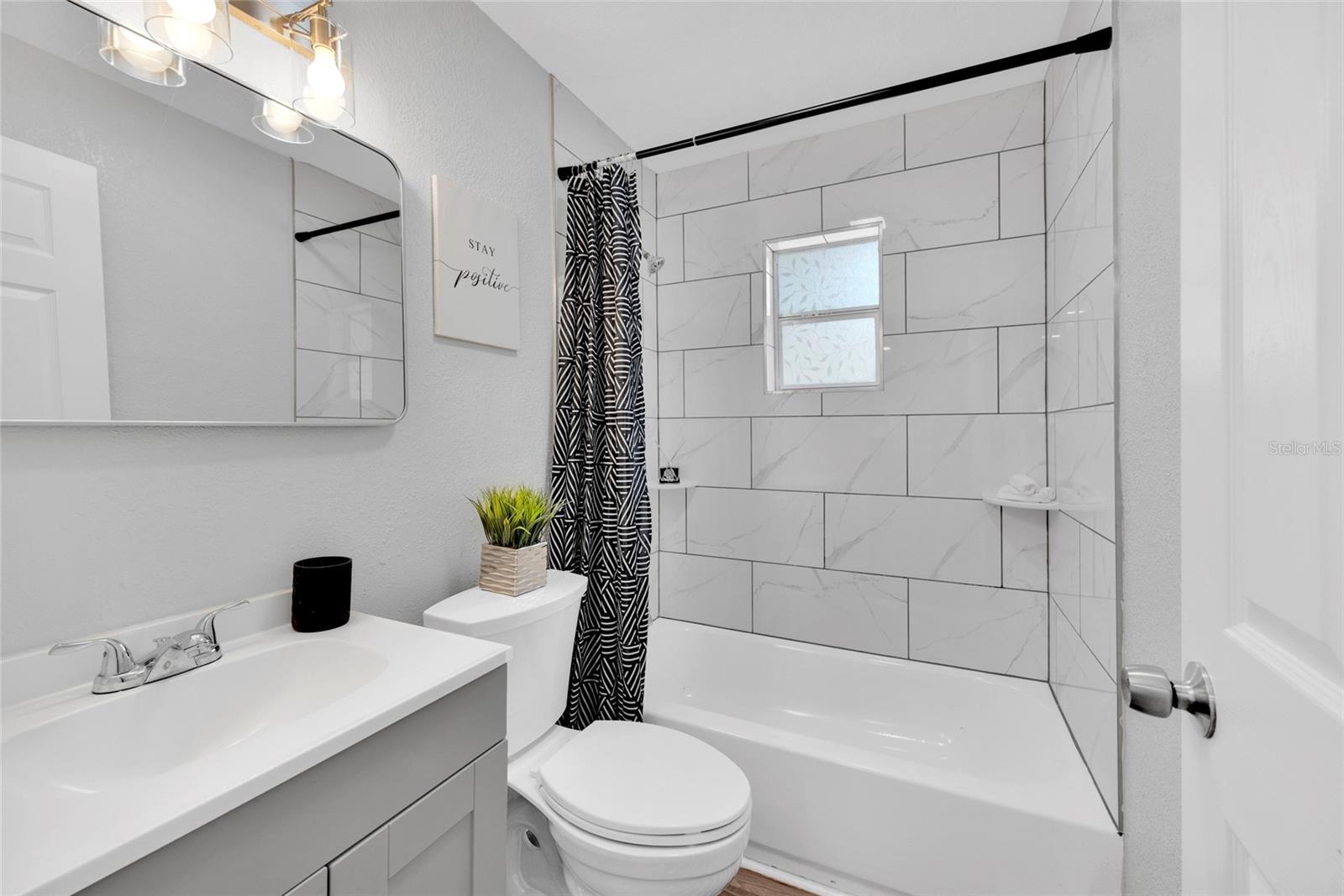 429 E Oakwood St Property Photo 5