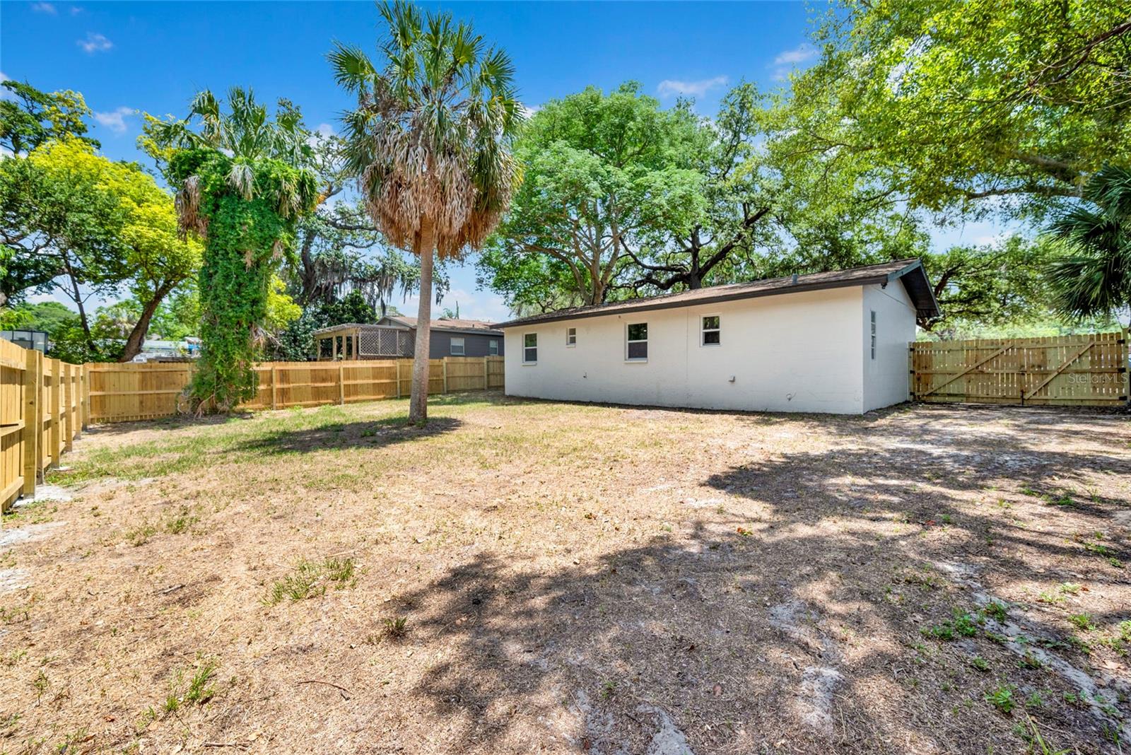 429 E Oakwood St Property Photo 7
