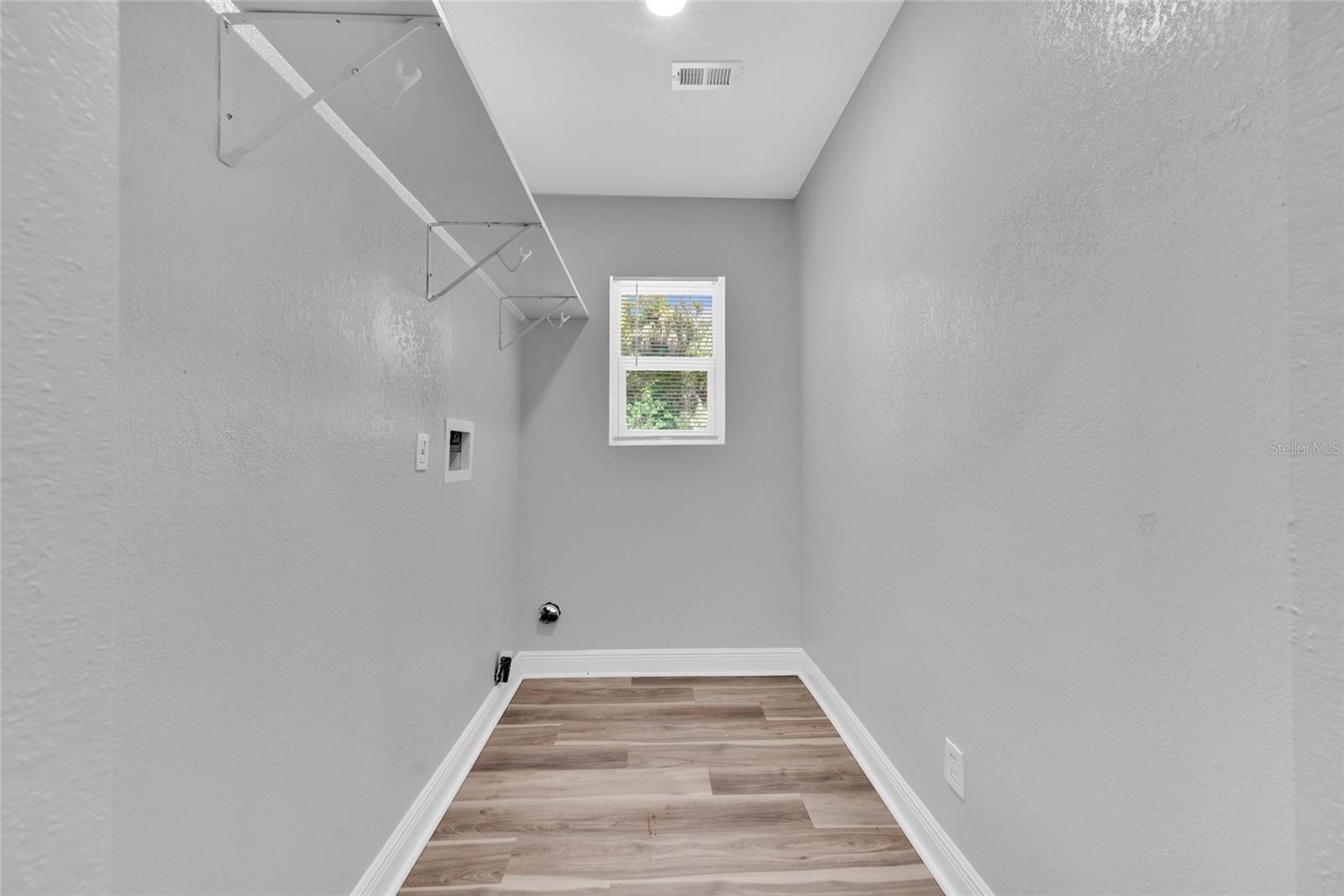 429 E Oakwood St Property Photo 18