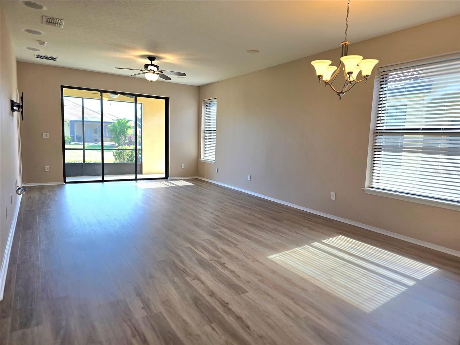 5646 Sunset Falls Dr Property Photo 6